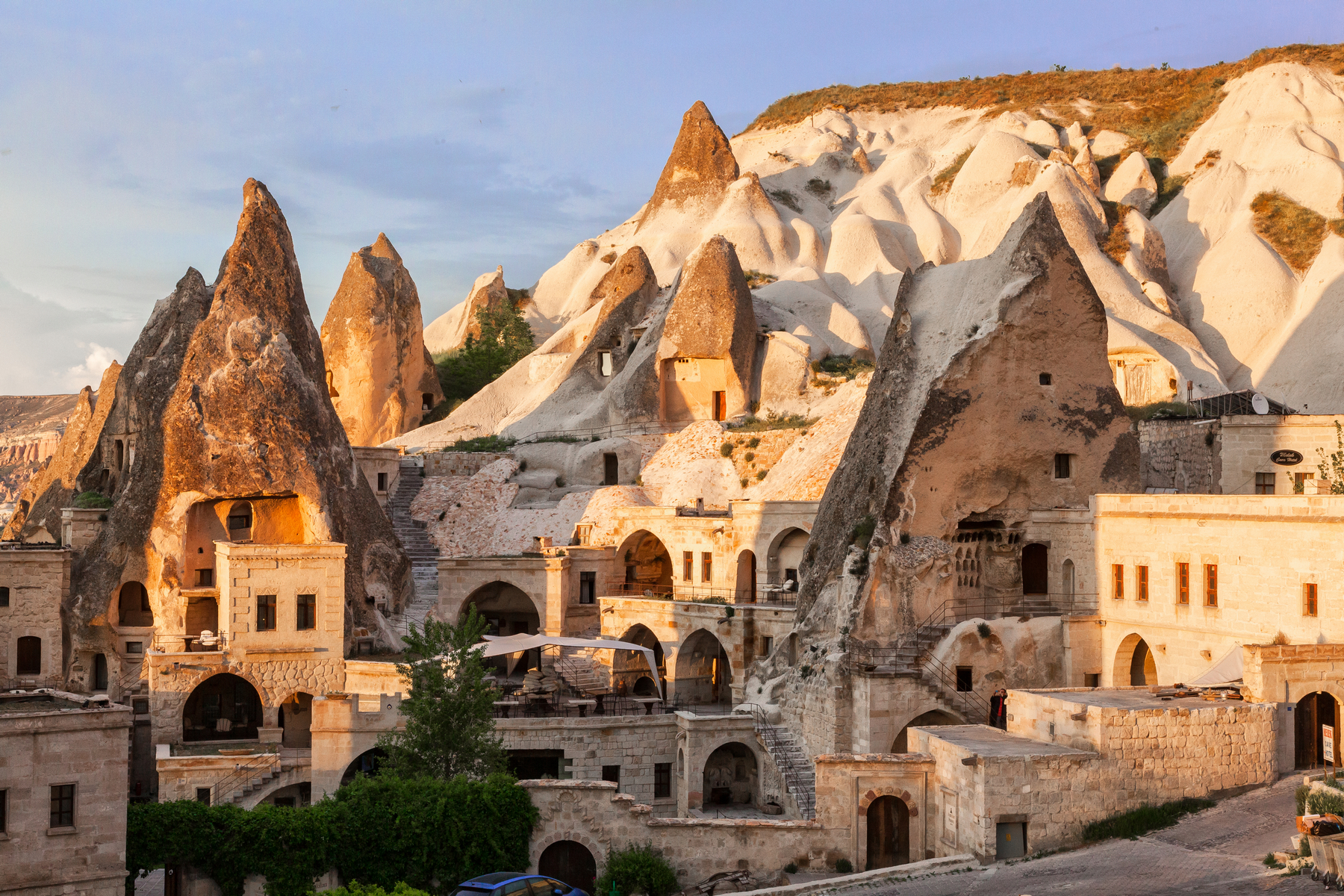 <p>Propojení klasické architektury s jeskynními obydlími vytváří v Kappadokii téměř snový dojem. Původní účel však nebyl romantický, jeskyně chránily obyvatele před nájezdníky. <em>(foto: Shutterstock)</em></p>