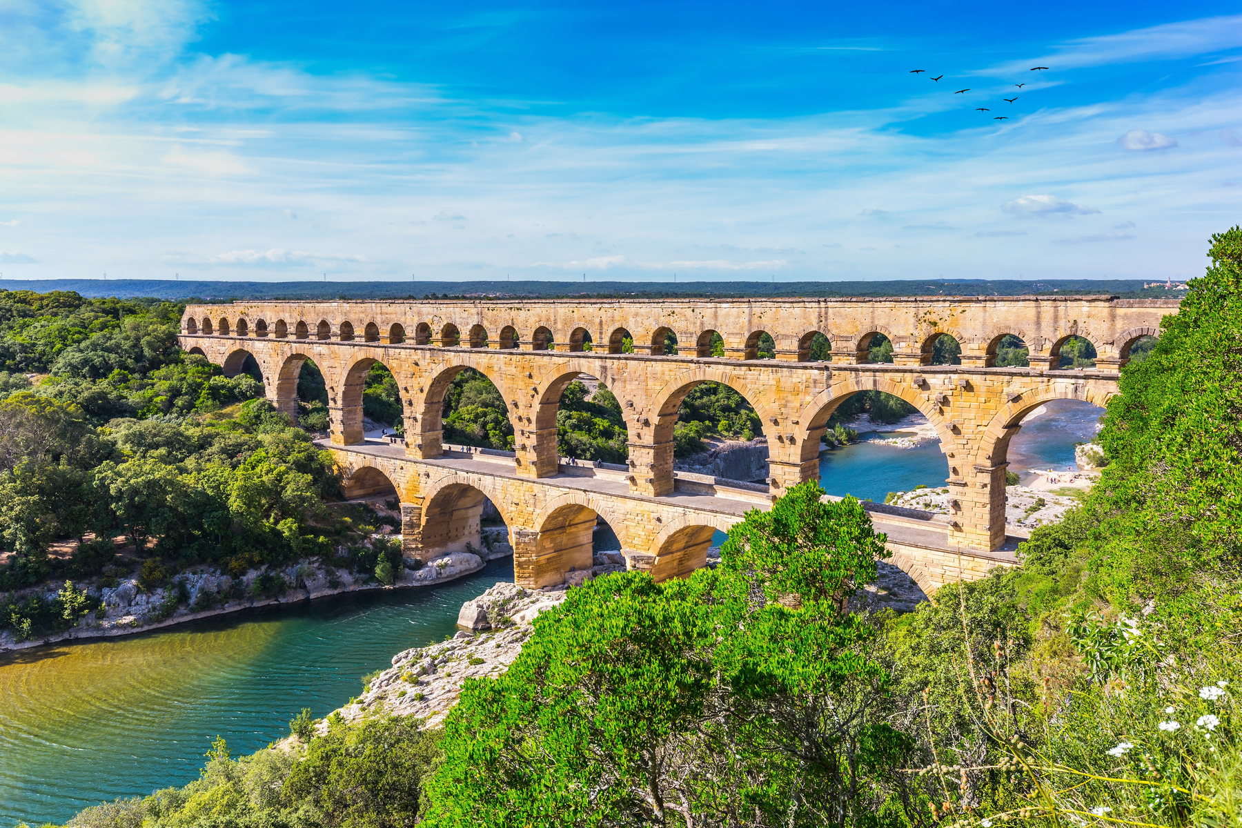<p>Z římských dob se v Provensálsku dochovaly amfiteátry, vítězný oblouk či <strong>akvadukt Pont du Gard</strong>. <em>(foto: Shutterstock)</em></p>