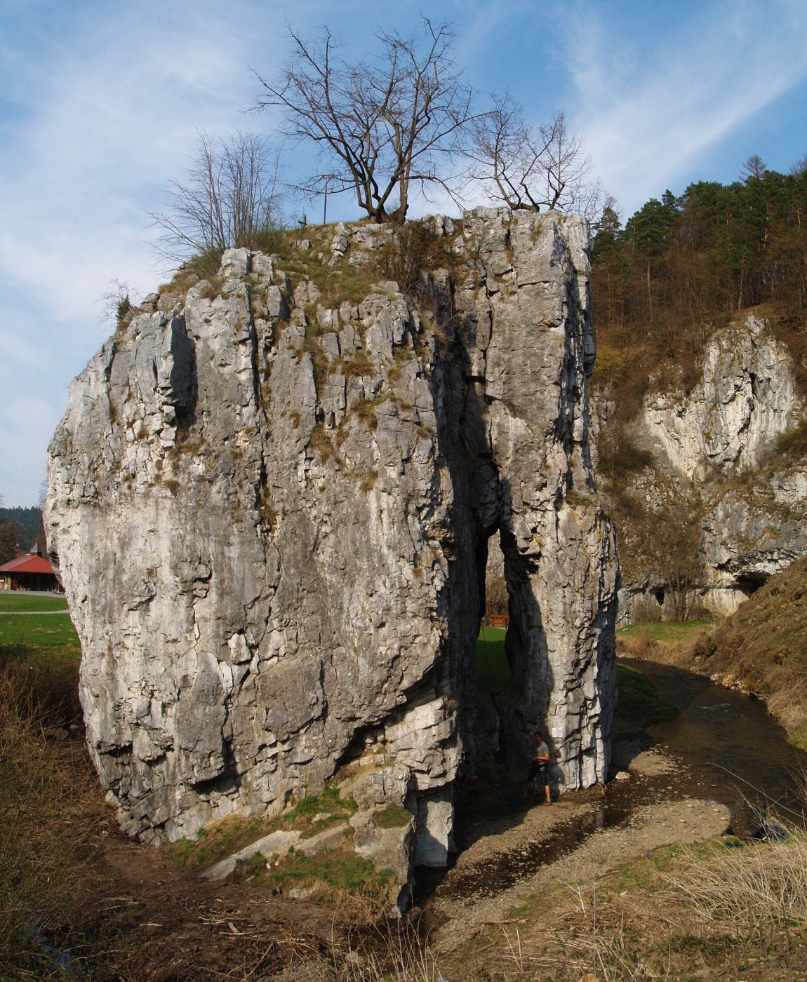 <p>Asi nejznámější skála Hřebenáč v Moravském krasu (někdejším Moravském Švýcarsku).</p>