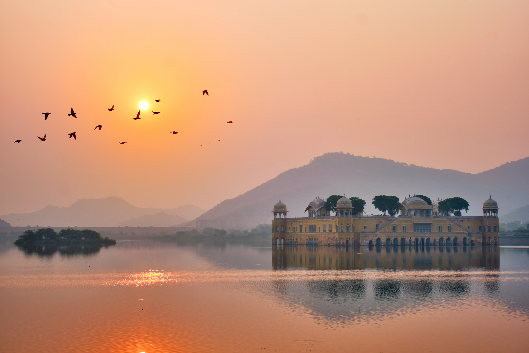 <p>Palác <strong>Jal Mahal</strong> stojí uprostřed jezera<strong> Man Sagar</strong> na severovýchodě Džajpuru a patří k ukázkám rádžputské architektury.</p>