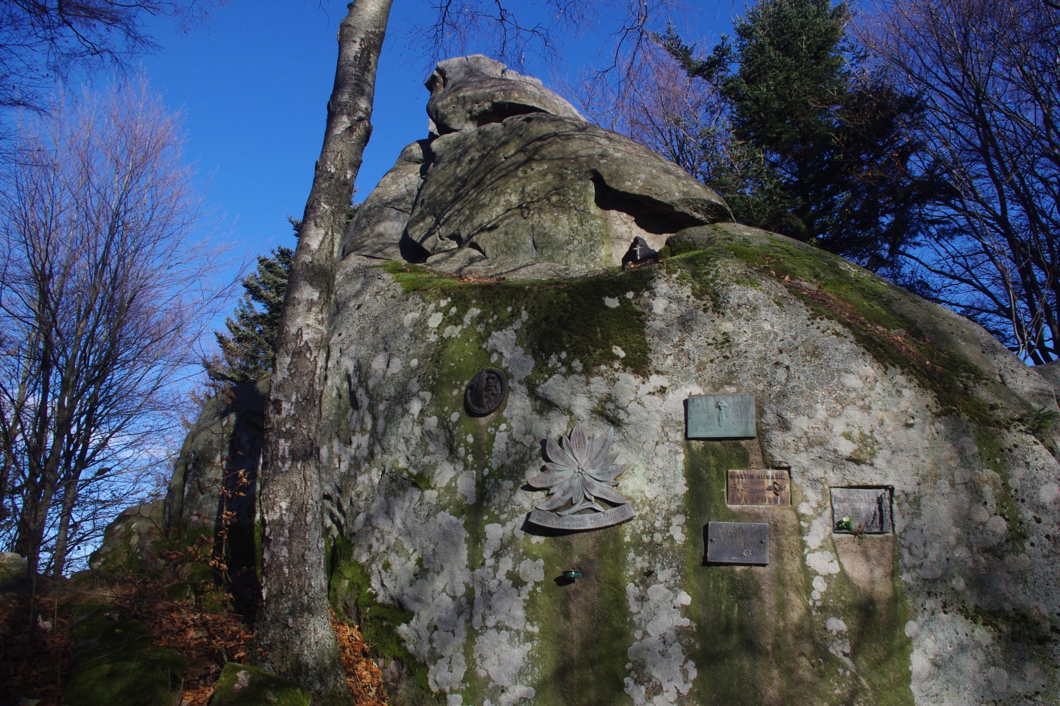 <p>Pietní místo moravských horolezců na Skalném.<em> (foto: Martin Janoška - se souhlasem k publikování)</em></p>