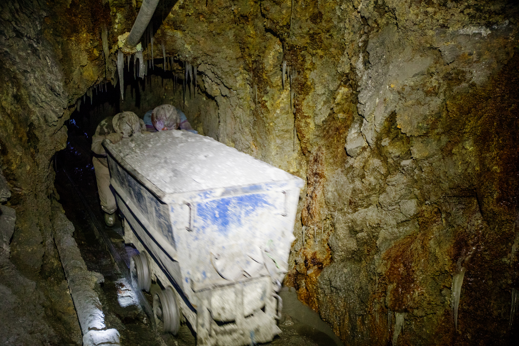 <p>Při prohlídce stříbrného dolu si musíte dávat pozor hlavně na vozíky naložené vytěženým materiálem. <em>(foto: Martina Grmolenská, se souhlasem k publikování)</em></p>