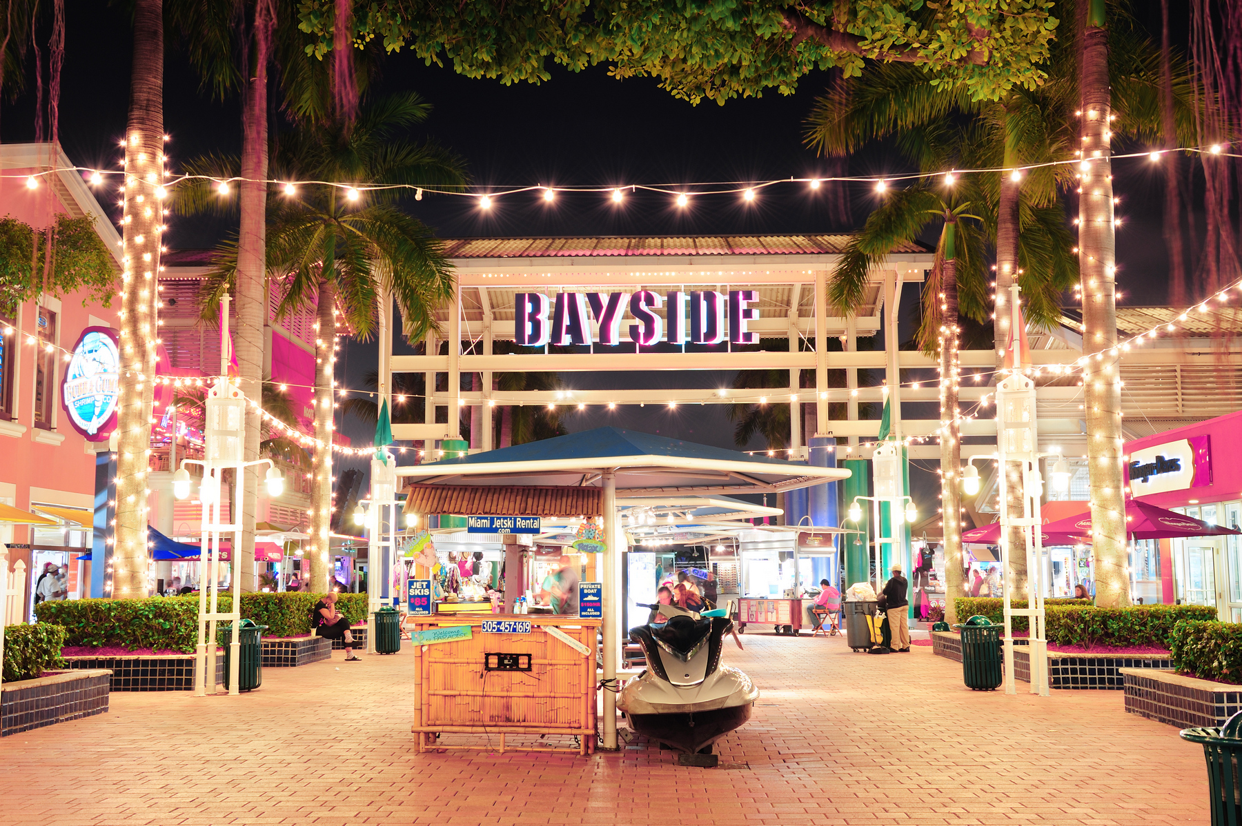 <p>Bayside Marketplace se svými nesčetnými obchody a restauracemi patří mezi oblíbené cíle turistů.<em> (foto: Shutterstock)</em></p>
