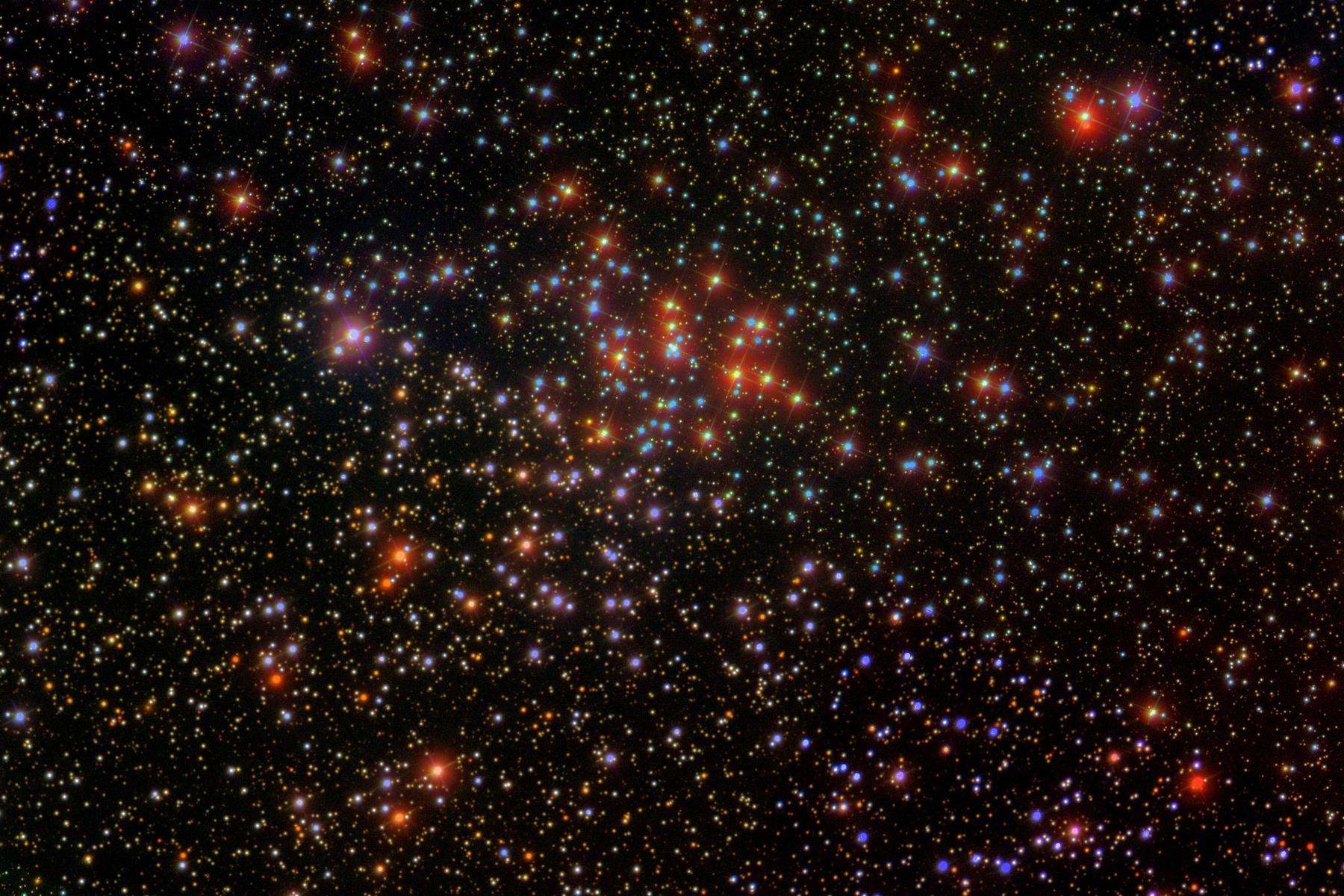 <p>Otevřená hvězdokupa <strong>NGC2360</strong> okem přehlídkového systému projektu Sloan Digital Sky Survey <em>(foto: Wikimedia Commons, Sloan Digital Sky Survey, CC BY 4.0)</em></p>