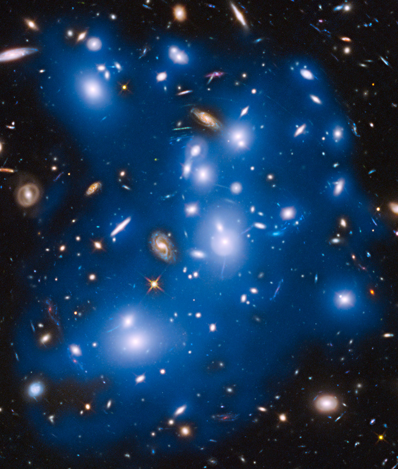 Světlo duchů -<p>Záře galaxií Pandořiny kupy, uměle přibarvená do modra. Mezi galaxiemi slabě svítí osiřelé hvězdy</p>