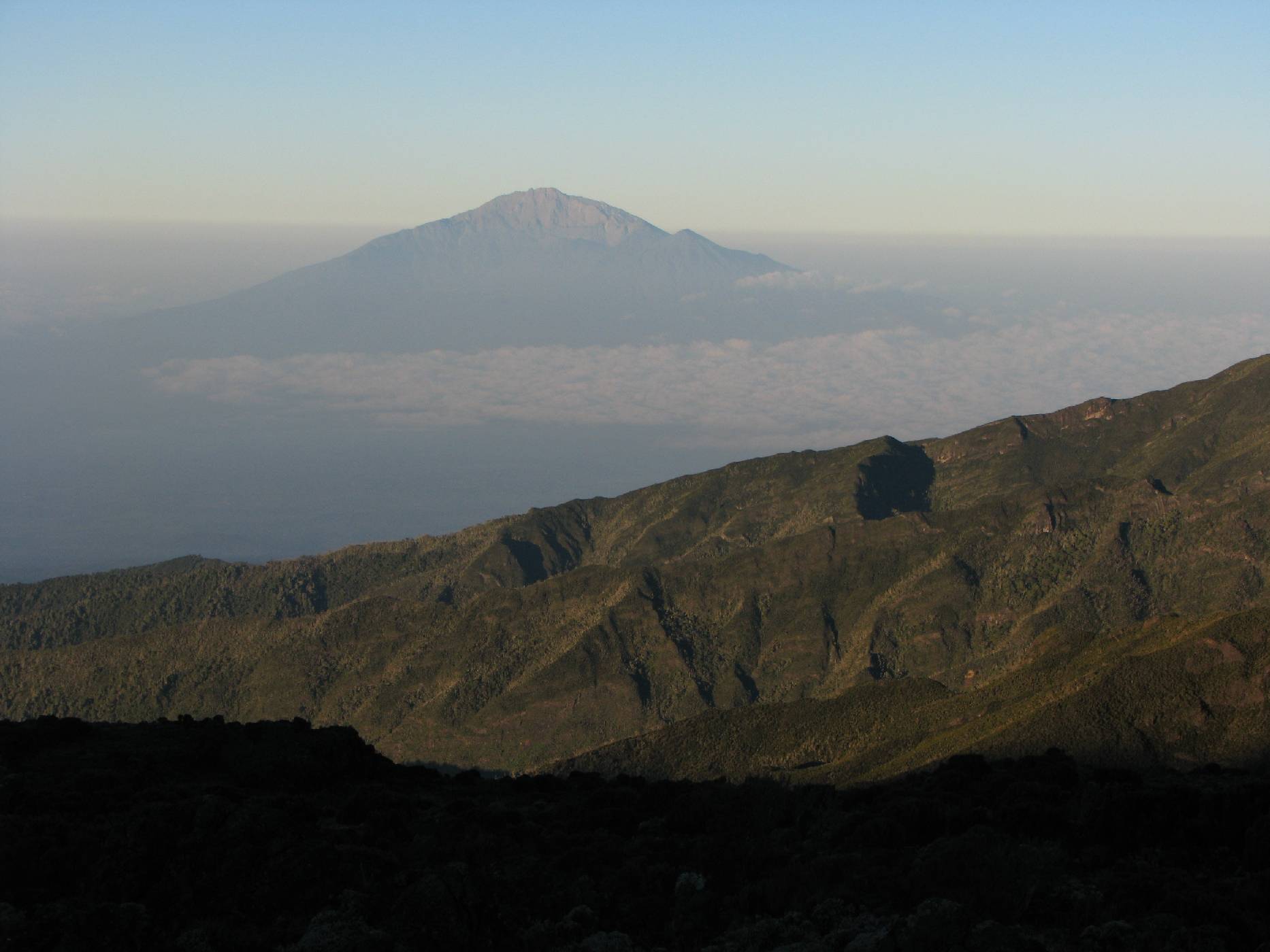 Mount Meru - Mount Meru je přes 4 500 vysoká hora sopečného původu, která se nachází se asi 70 kilometrů západně od Kilimandžára. Za dobré viditelnosti je při výstupu východní stranou trvalým průvodcem vašich kroků