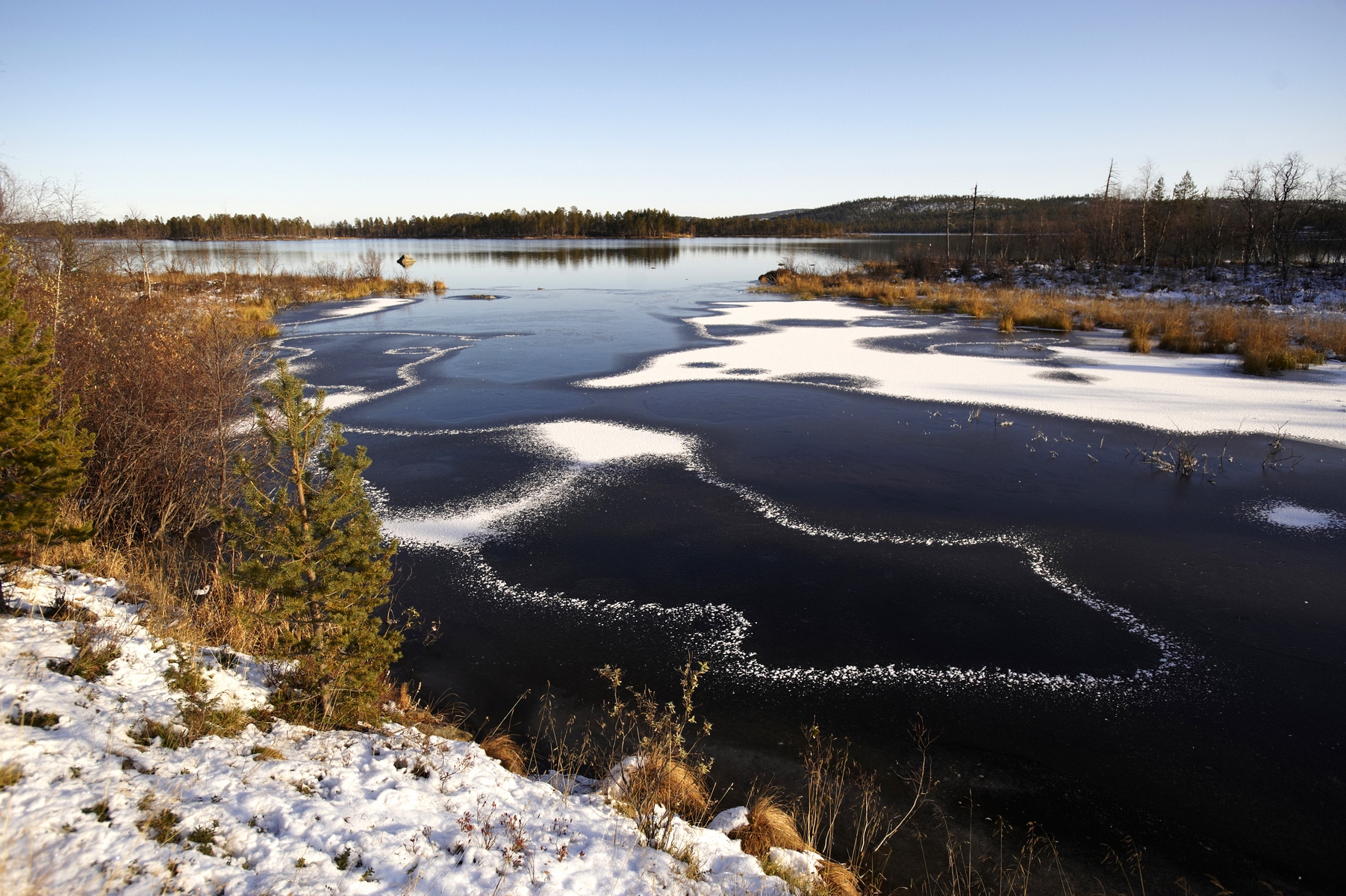 <p>Jezero Inarijärvi považují Sámové za posvátné. Jeho ostrůvky sloužily jako pohřebiště i rituální místa. <em>(foto: Shutterstock)</em></p>