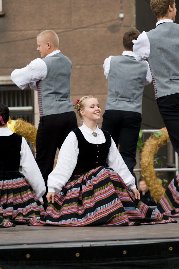 Tradiční kroje - Lotyšský folklór je bohatý a jeho tradici dodnes udržuje řada souborů