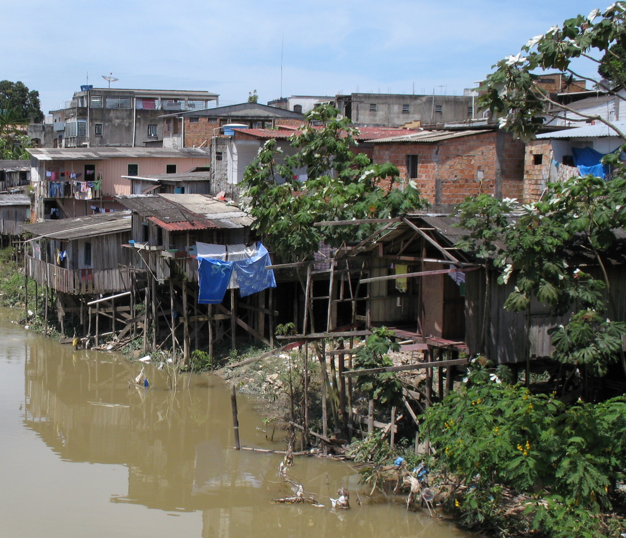 Bída nad Amnazonkou - Břehy Amazonky ve městě Manaus jsou jedním z mnoha míst, kde je vidět bída brazilské chudiny
