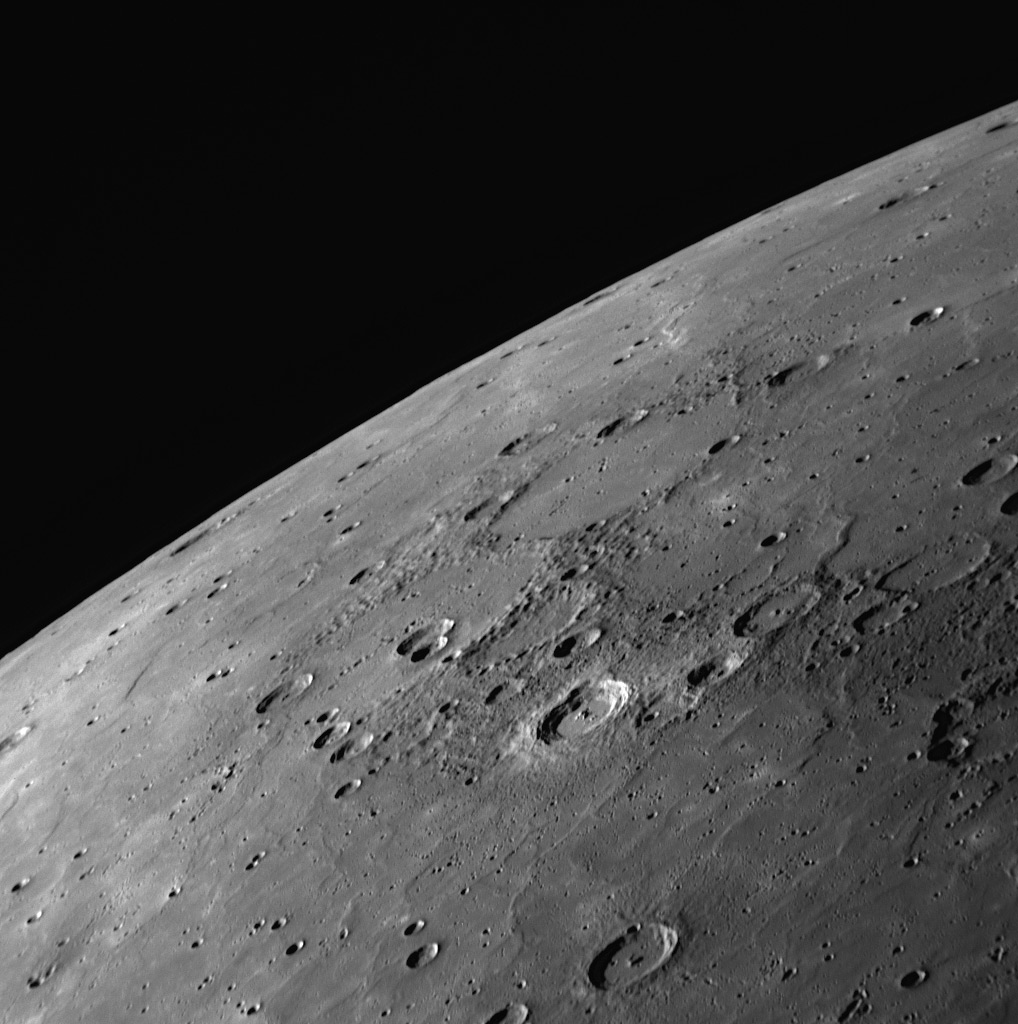 Nové fotografie -<p>Snímky ze sondy Messenger jsou mimořádně kvalitní a představují nám první planetu ve zcela nové dimenzi</p>