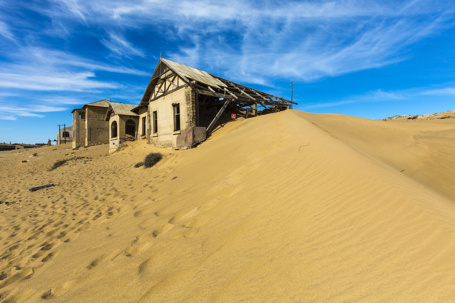 Opuštěné domy ve městě Kolmanskop -<p>V první polovině 20. století proslulo město Kolmanskop jako bohaté naleziště diamantů.</p>