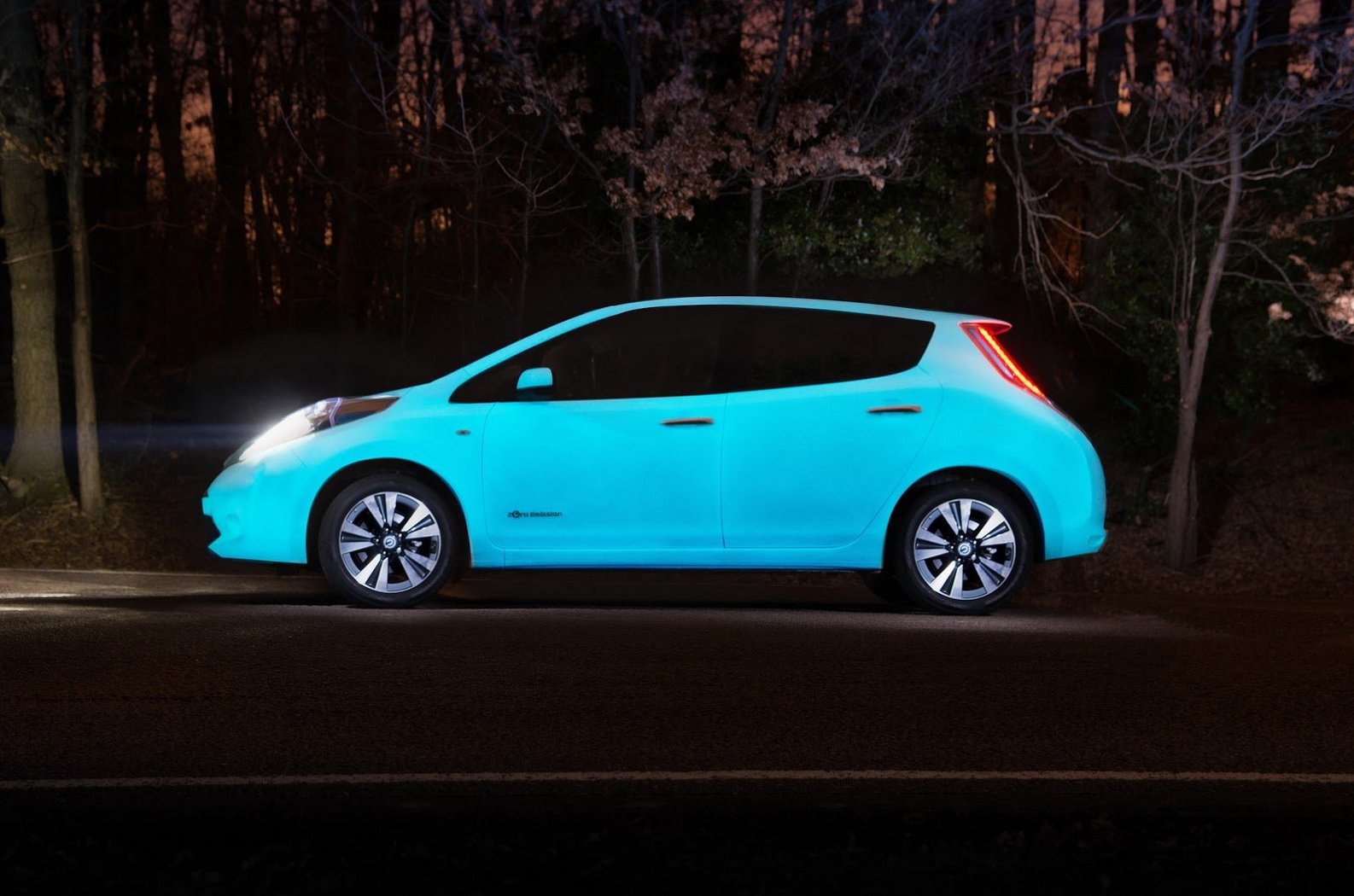 Svítící elektromobil Nissan Leaf - 