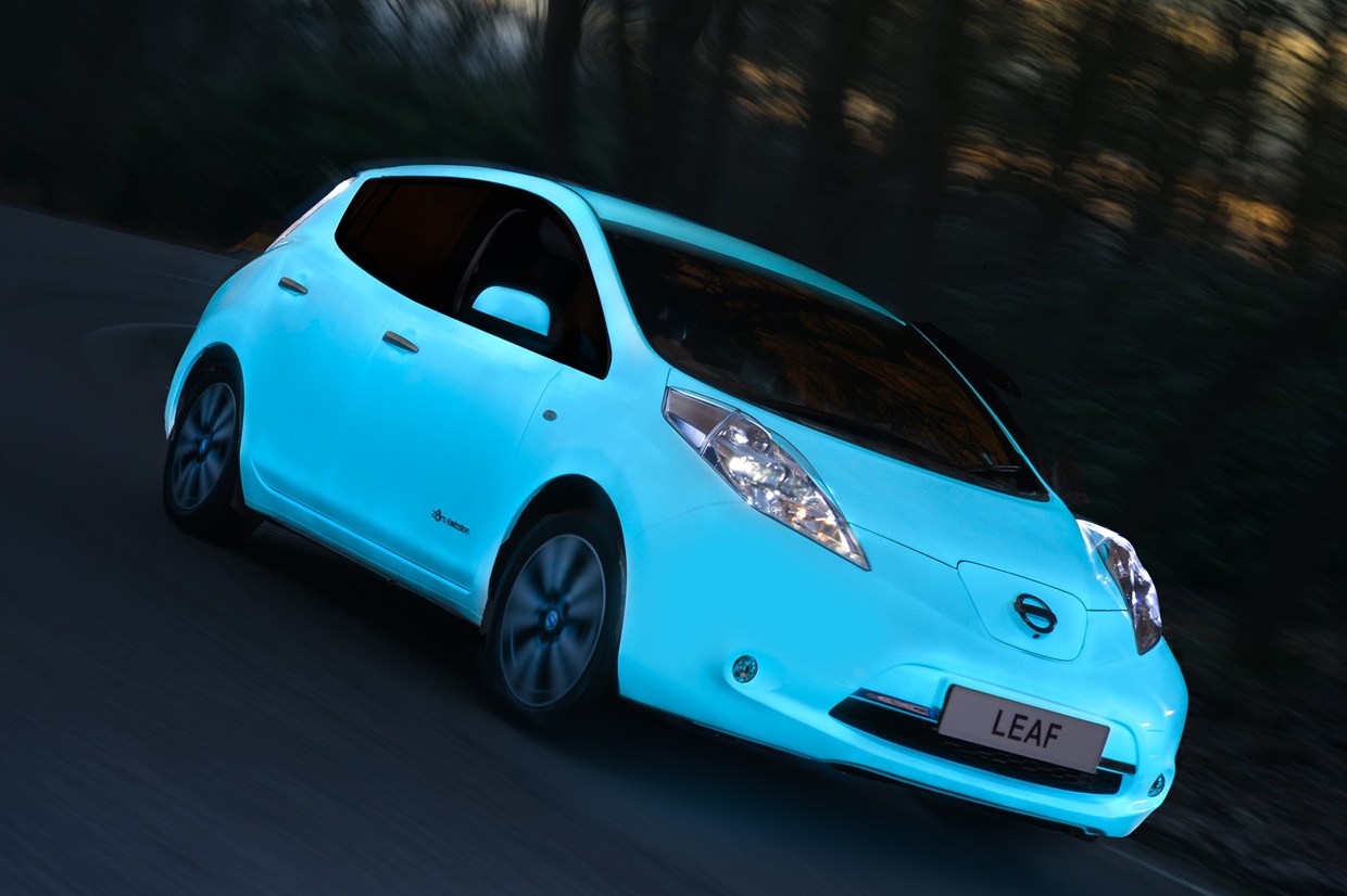 Svítící elektromobil Nissan Leaf - 