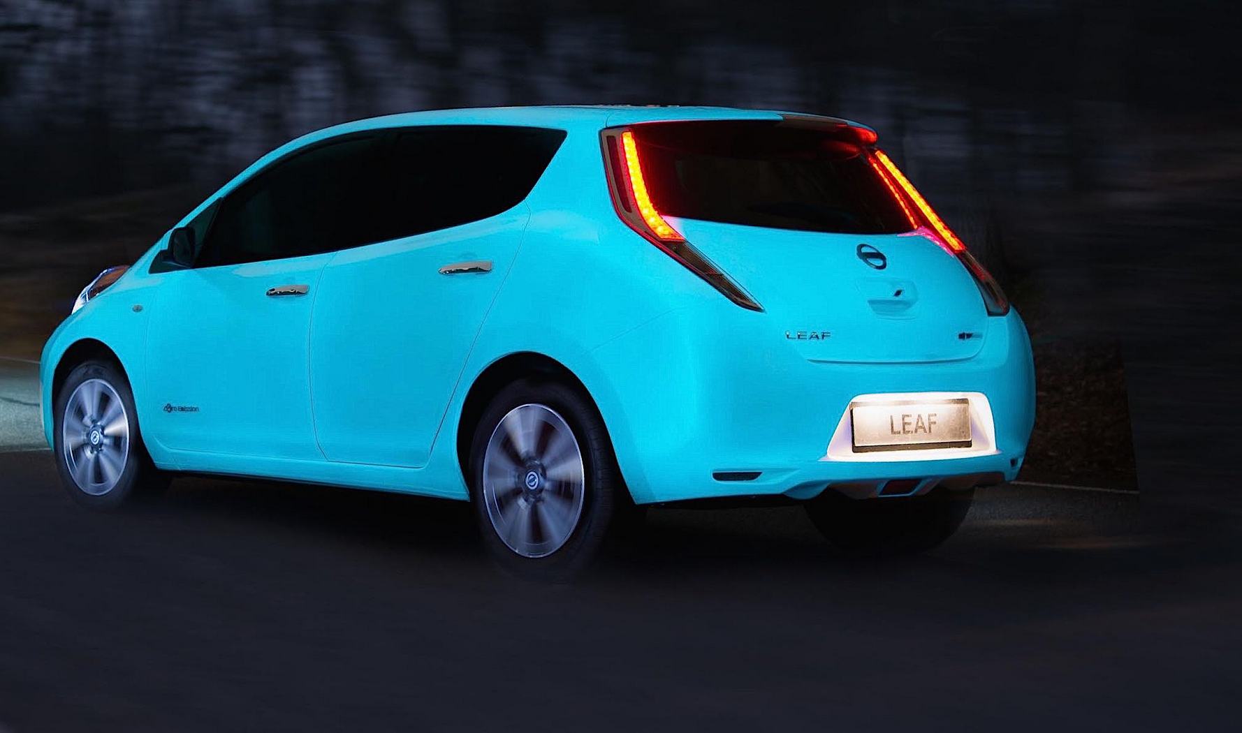 Svítící elektromobil Nissan Leaf - 