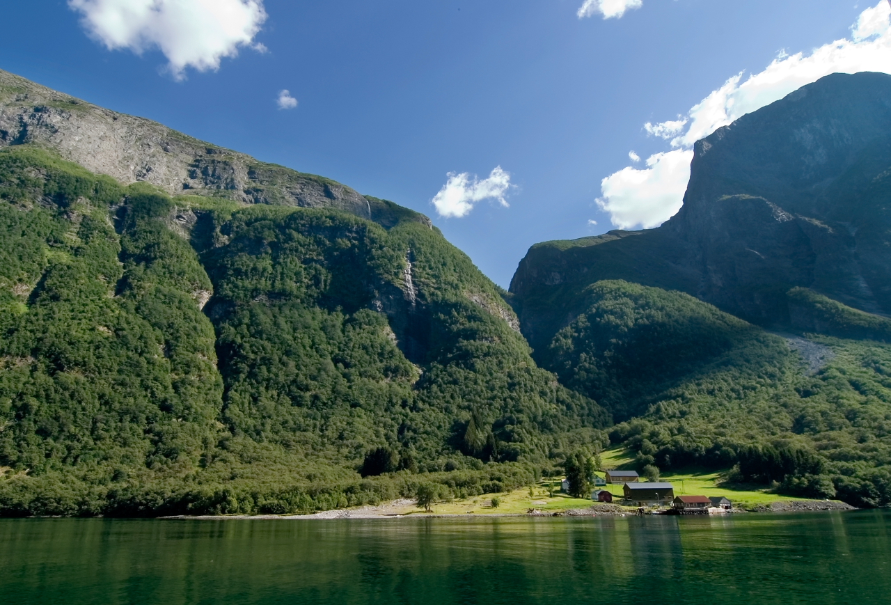 V sevření skal - Vysoké stěny fjordů svírající vodní hladinu tvoří typický obraz norské krajiny