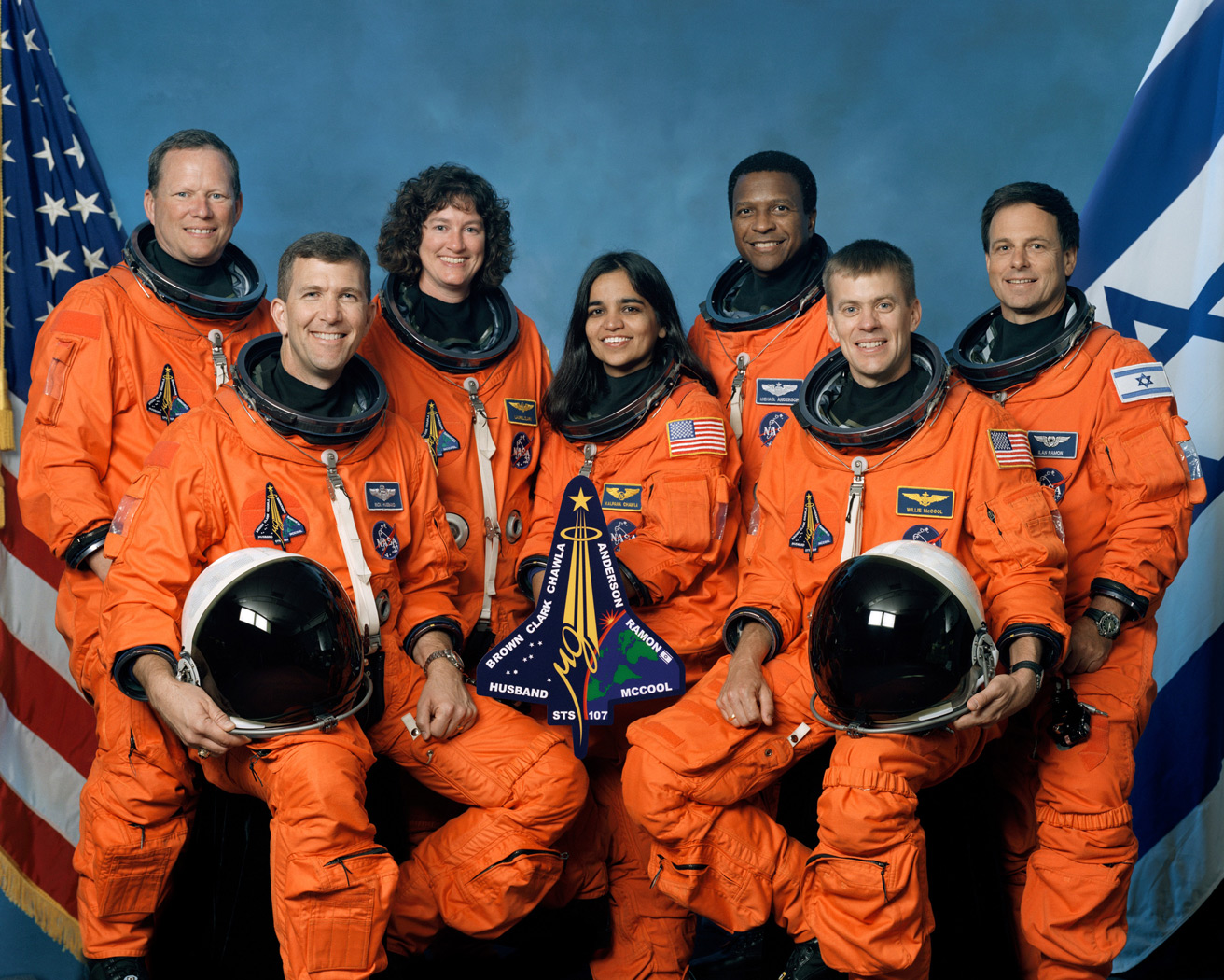 <p>Členové mise STS-107 na oficiální předstartovní fotografii. Zleva David Brown, Rick Husband, Laurel Clarková, Kalpana Chavlaová, Michael Anderson, William McCool, Illan Ramon.<em> (foto: Wikimedia Commons, NASA, CC0)</em></p>