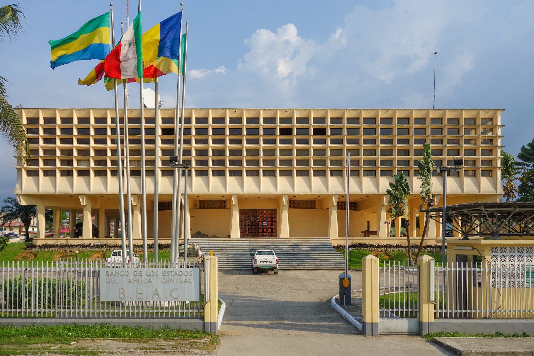 Finanční centrum Afriky -<p>Banka středoafrických států má stálé sídlo ve městě Bata. Rovníková Guinea často pořádá oblastní i mezinárodní konference a usiluje o větší roli v regionu.</p>