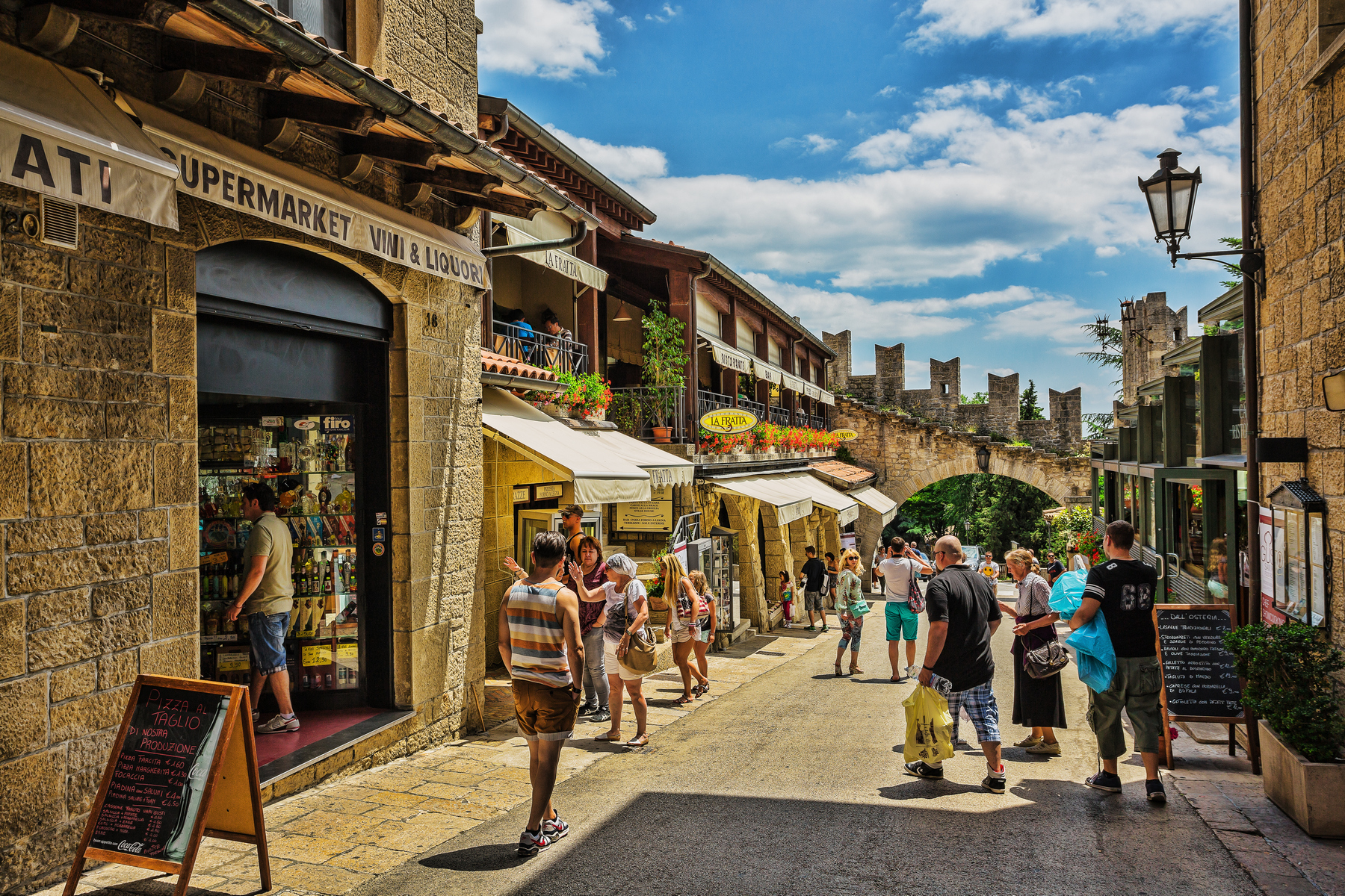 San Marino -<p>Do půvabných uliček San Marina každoročně zavítají zhruba dva miliony turistů </p>