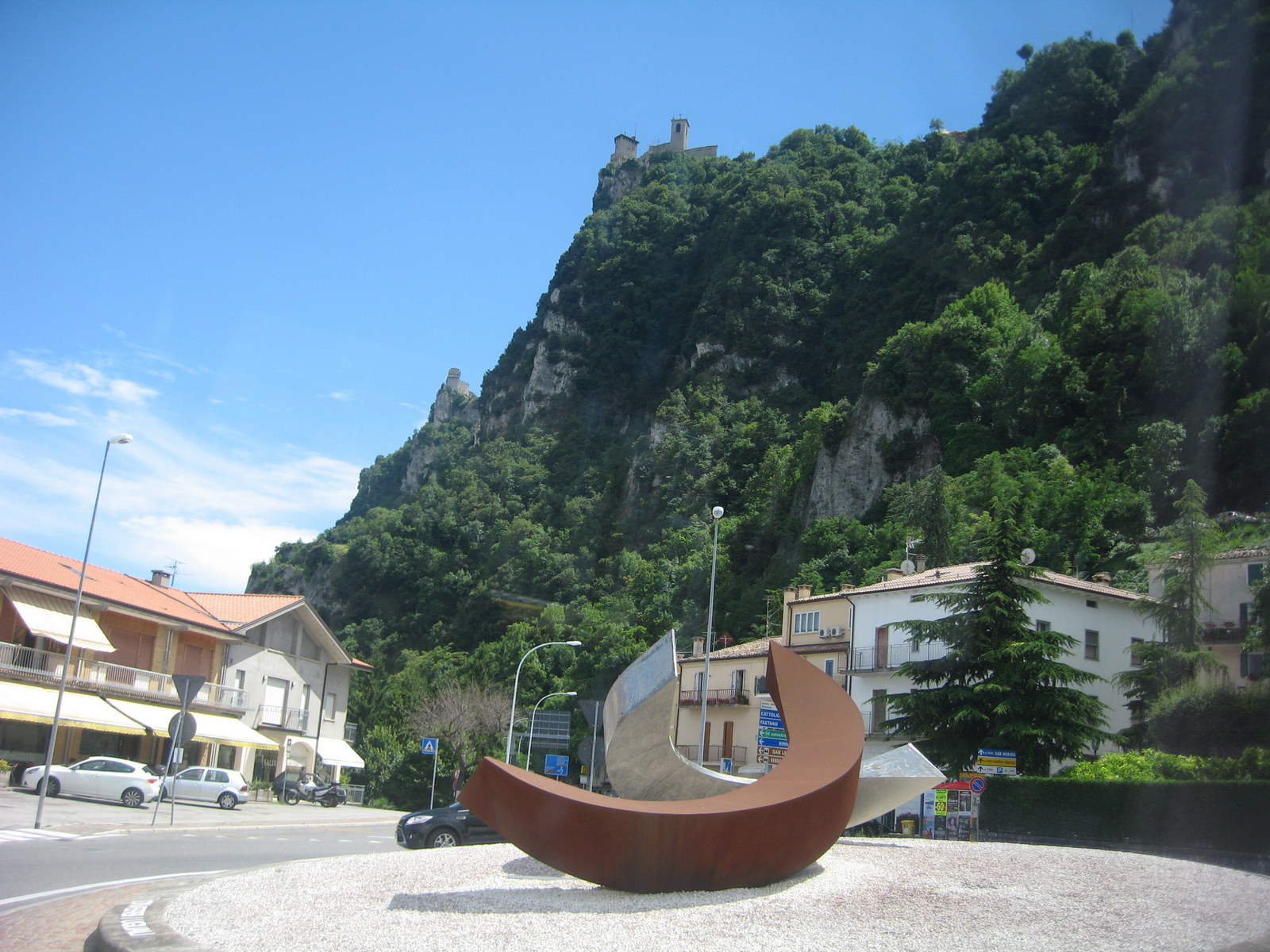 San Marino -<p>San Marino představuje jediný stát, kde je víc automobilů než lidí.</p>