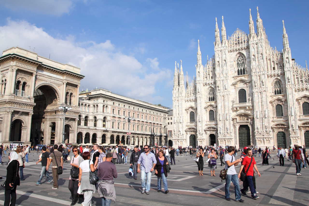 <p>Milán je druhé největší italské město, hlavní město oblasti Lombardie a provincie Milán (Metropolitní město Milán). Je slavné jako město obchodu a módy, jako sídlo opery <strong>La Scala</strong> (Teatro alla Scala) a fotbalových klubů <strong>AC</strong> a <strong>Inter Milán</strong>. Je zde také velká gotická katedrála a řada dalších památek. </p>