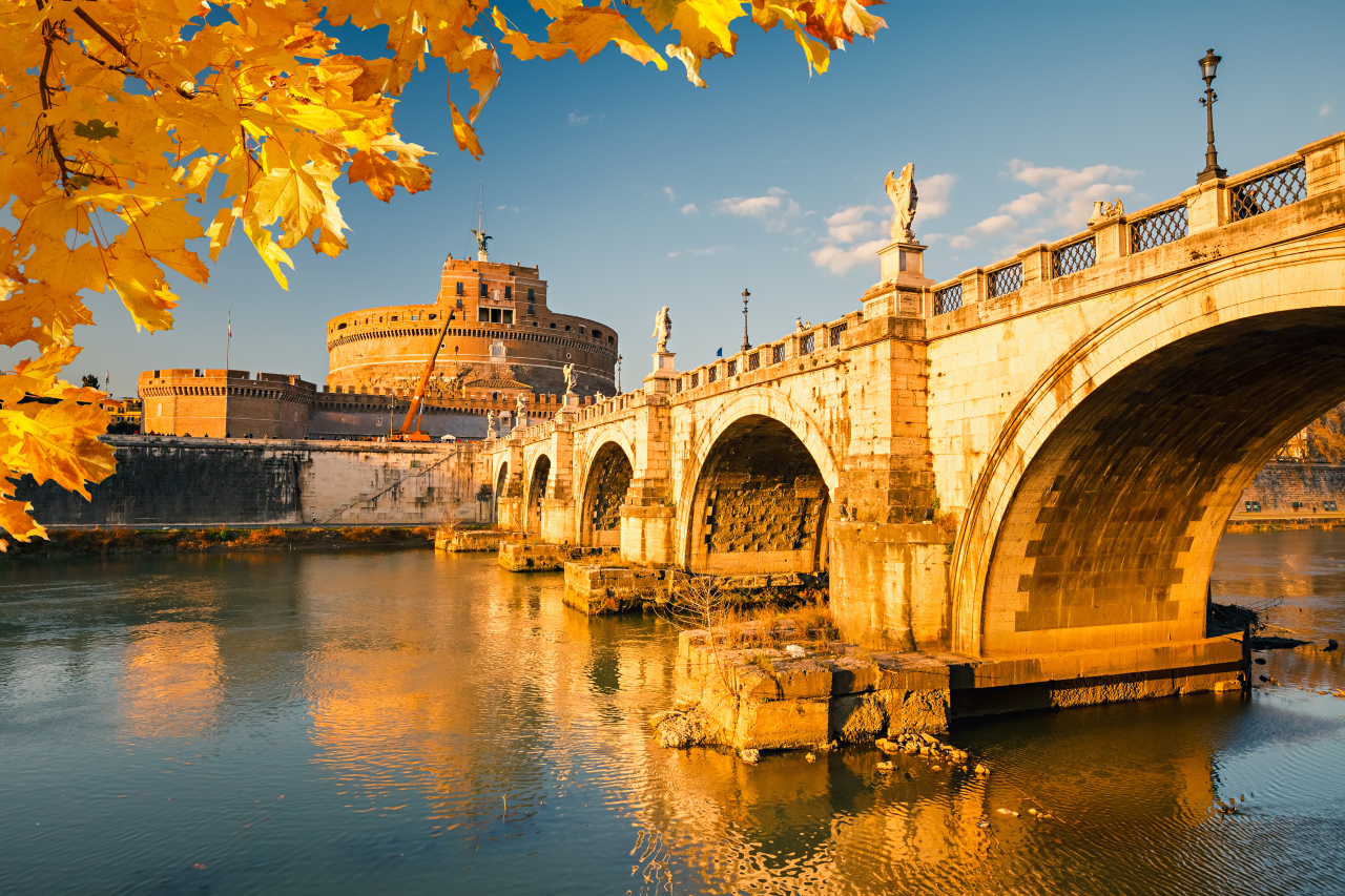 <p>Řím je hlavní město Itálie, oblasti Lazio a provincie Roma. Leží na řece Tibeře asi 27 km od pobřeží Středozemního moře. Žije zde přibližně 2,873 milionu obyvatel.</p>
