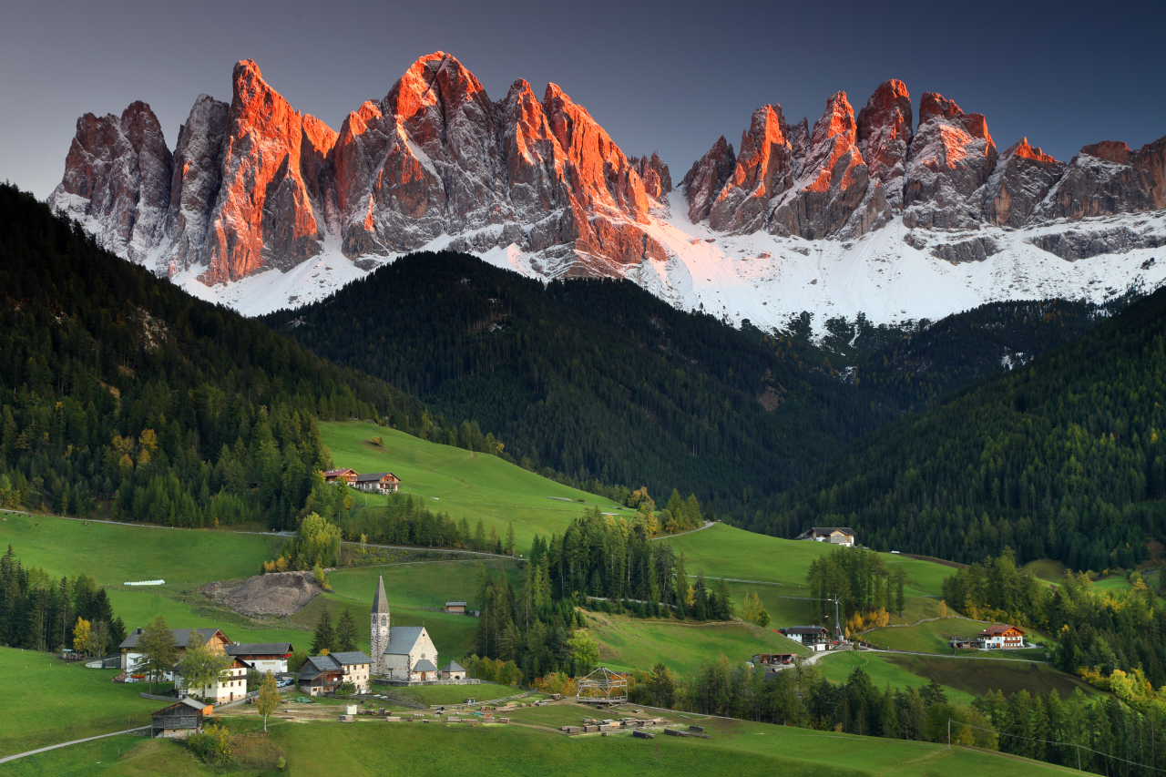 <p>Na první pohled nedostupné Dolomity ukrývají řadu proslulých horských středisek, kam se jezdí za letní turistikou i zimními sporty.</p>