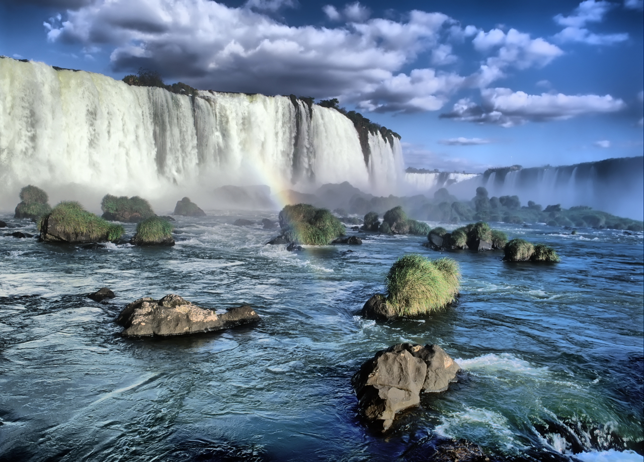 Vodopády na hranici - Slavné vodopády Iguaçu na brazilsko-argentinské hranici (v Argentině se jmenují Iguazú) představují největší systém vodopádů na Zemi