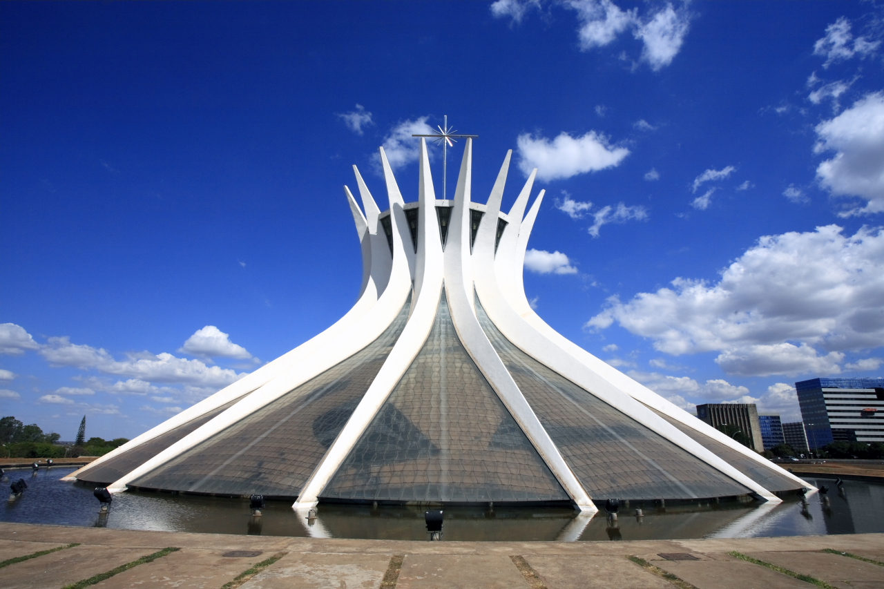 Katedrála z učebnic - Katedrála je jednou z dominant metropole země - města Brasília, jehož architektura je světově proslulá