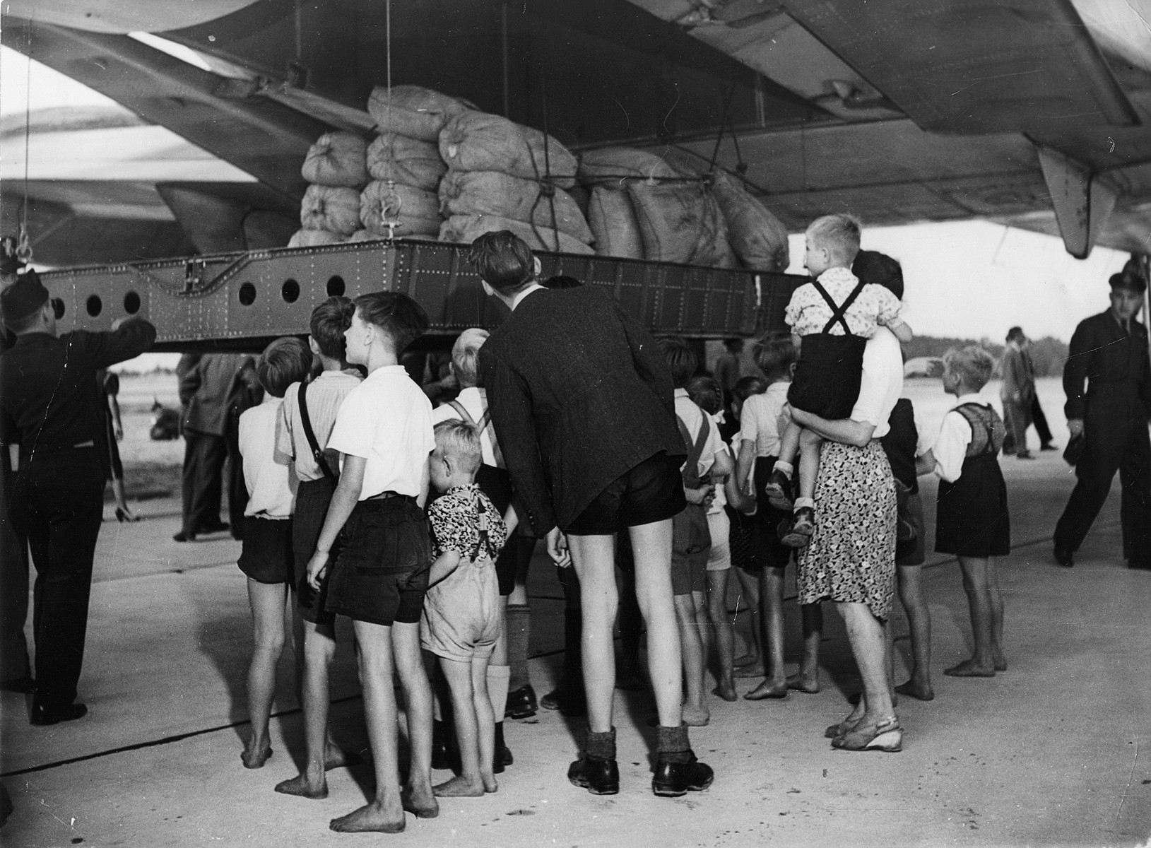 Blokáda Západního Berlína -<p>Americký letoun C-74 Globemaster přistál v britském sektoru na letišti Berlín-Gatow s více než 20 tunami mouky z USA (foto 19. srpna 1948).</p>