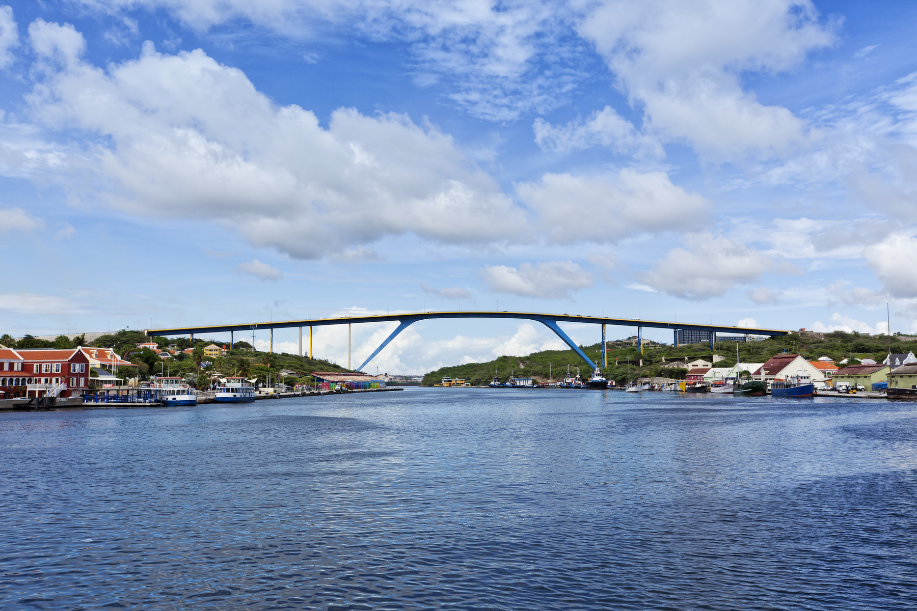 <p>Přes padesát metrů vysoký <strong>most Královny Juliany</strong> se při výstavbě roku 1967 zřítil a slavnostního otevření se dočkal až o sedm let později.<em> </em><em>(foto: Shutterstock)</em></p>