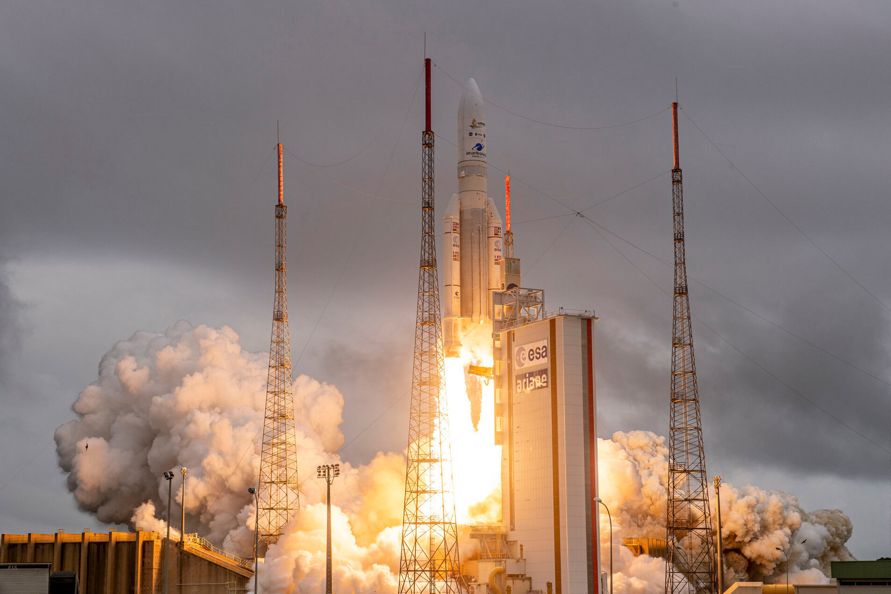 <p>Guyanské kosmické centrum v Kourou funguje od roku 1964. Startující rakety těží především z výhodné polohy u rovníku. Ka konci rku 2021 odsud startoval například Vesmírný teleskop Jamese Webba. <em>(foto: ESA/Arianespace, CC0)</em></p>