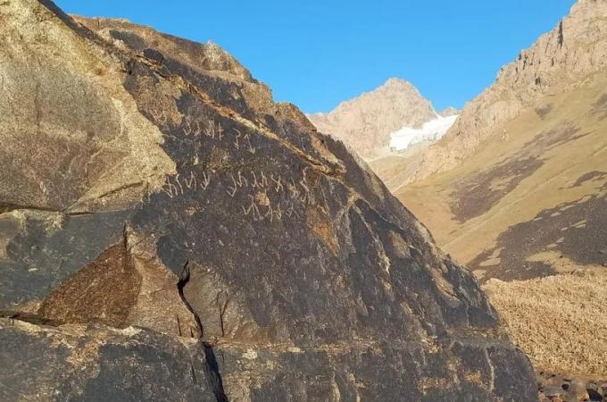 Nápisy v neznámém jazyce Kušánské říše se nalézají na řadě míst ve Střední Asii