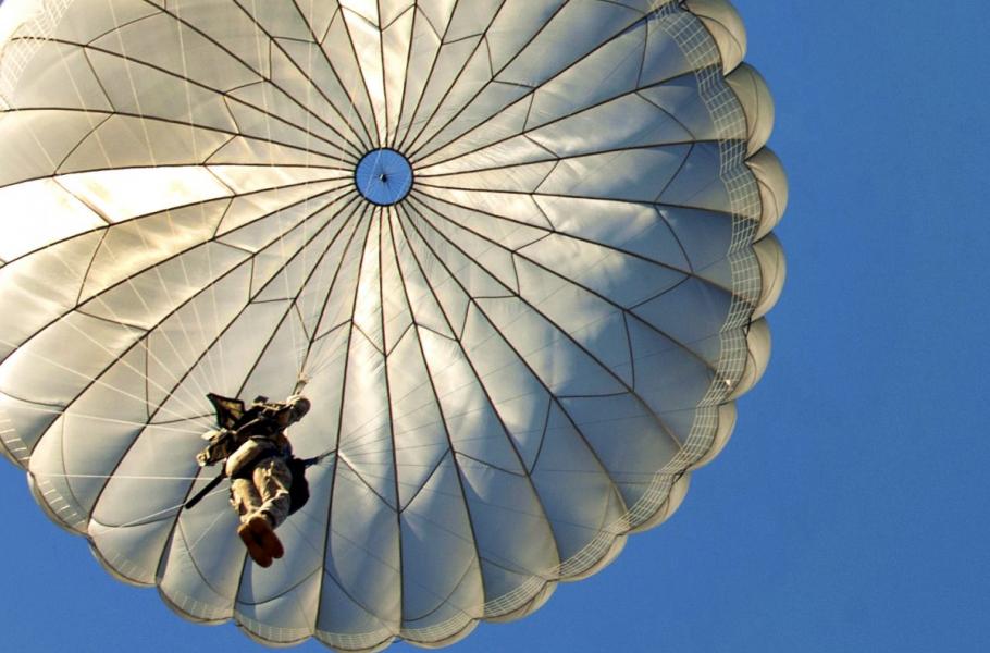 Seskok z letounu C-130 nad základnou Fort Bragg