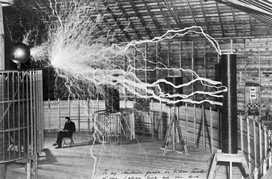 Nikola Tesla v laboratoři v Colorado Springs