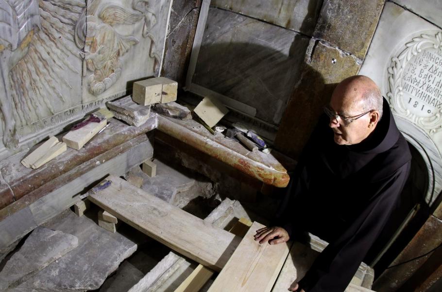 Františkánský mnich u Ježíšova hrobu