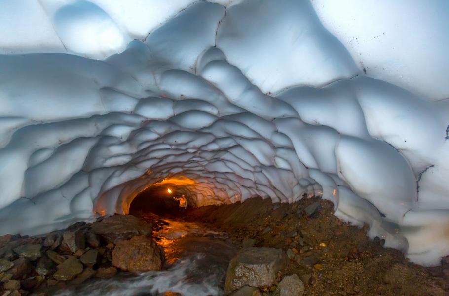 Ledová jeskyně u vulkánu Mutnovskij 