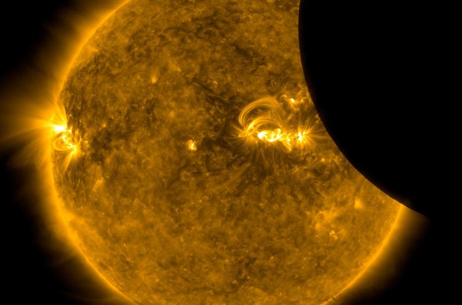 Zatmění Slunce si nenechala ujít ani observatoř SDO