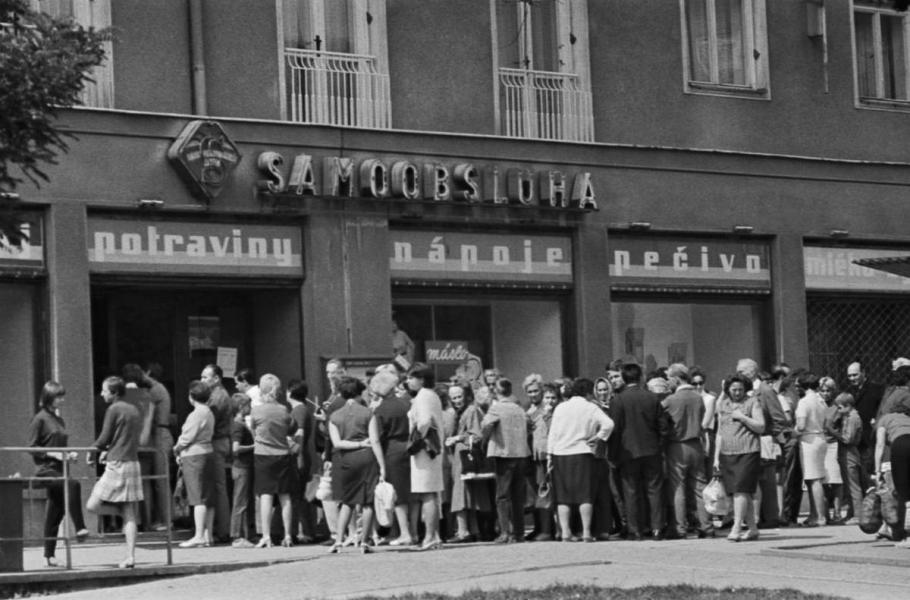 Lidé ve frontě na zeleninu a ovoce v ČSSR