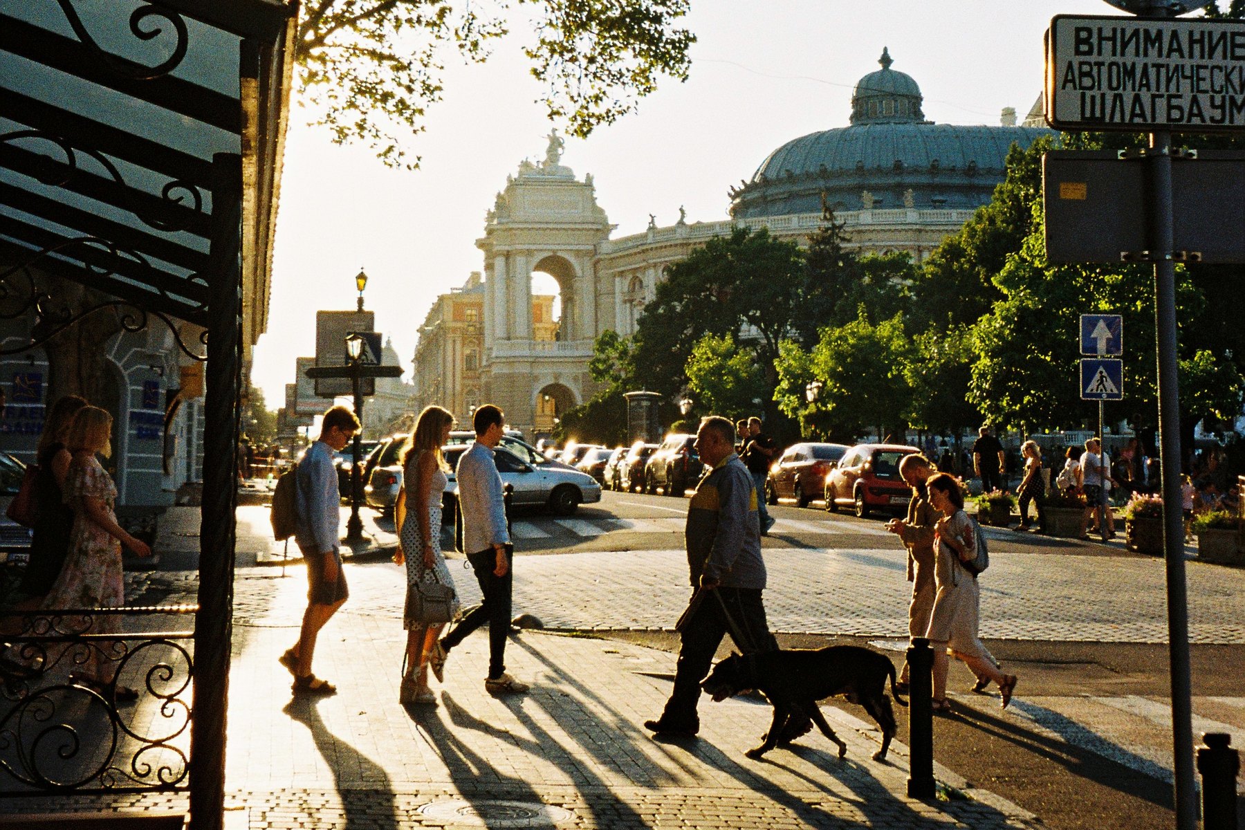 <p>V turistických průvodcích figuruje „perla Černého moře“ coby vyhlášené letovisko, jež ročně přivítá více než tři miliony turistů. <em>(foto: Unsplash, Ddddddarya, CC0)</em></p>