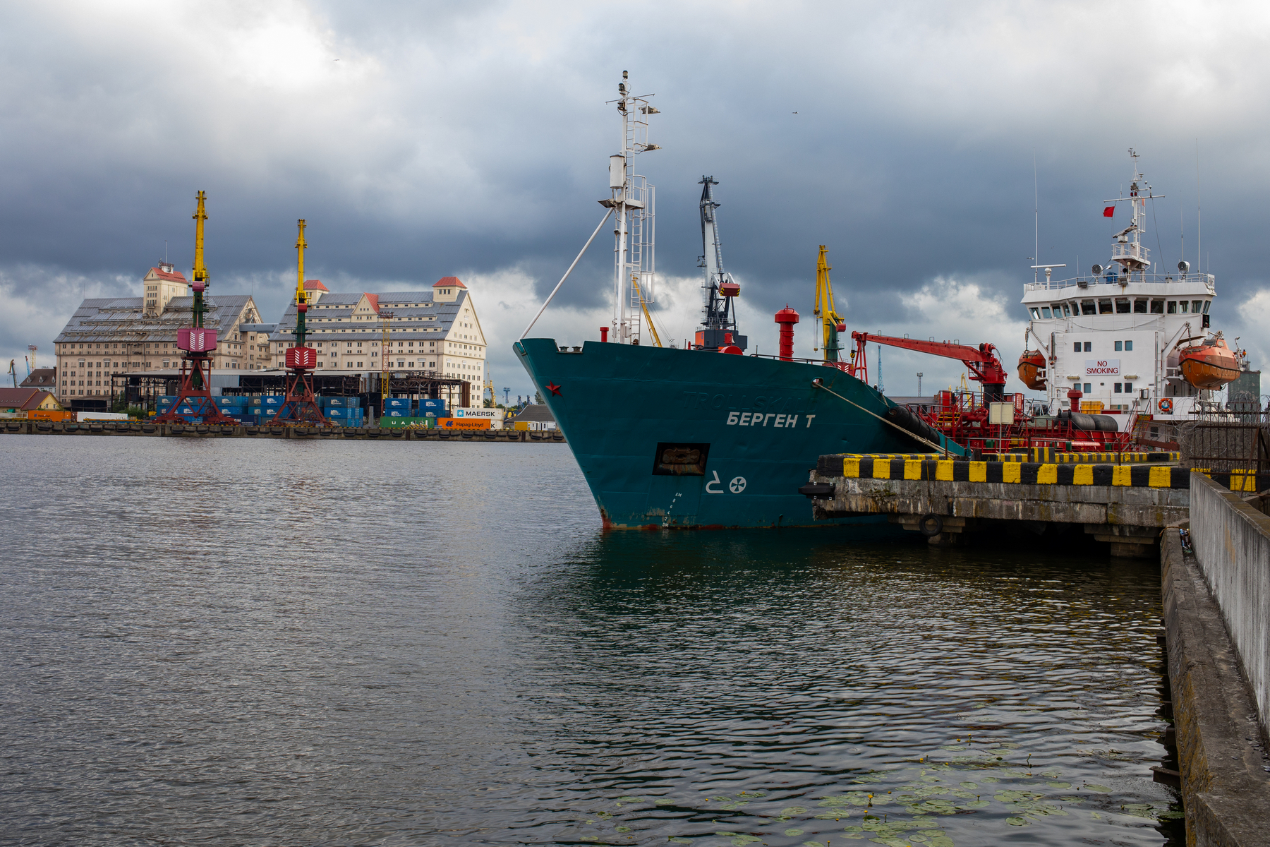 <p>Kaliningradský přístav na zimu nezamrzá. Příbřežní pás navíc podle odhadů ukrývá 275 milionů tun ropy.</p>