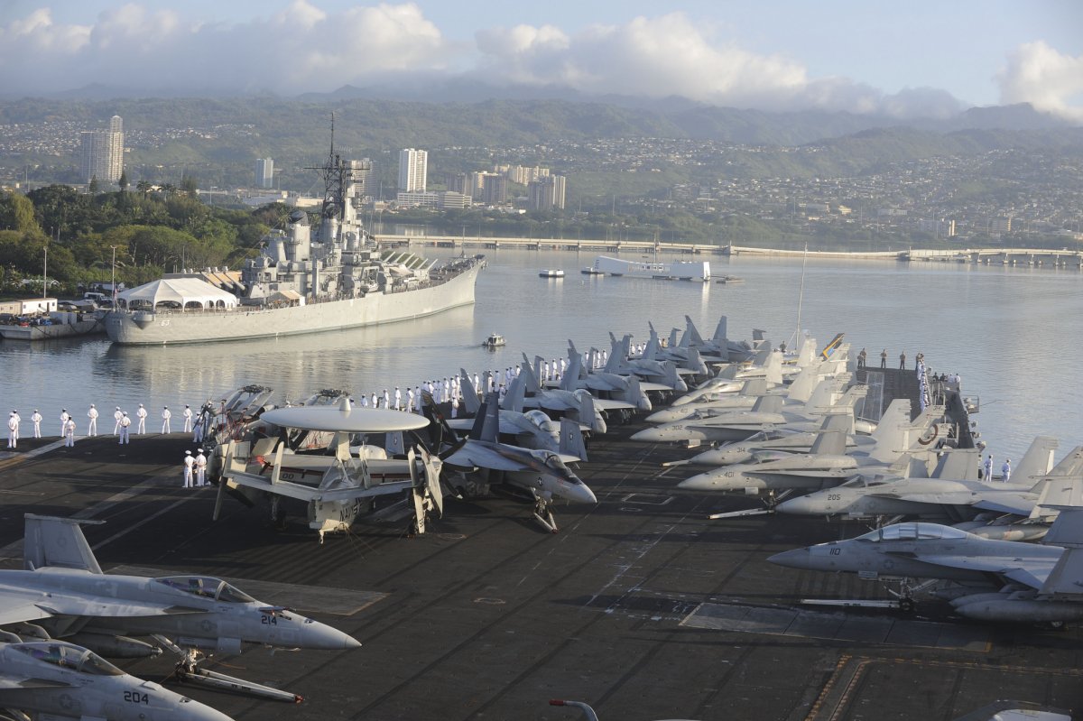 USS Nimitz (CVN-68) v přístavu Pearl Harbor - 