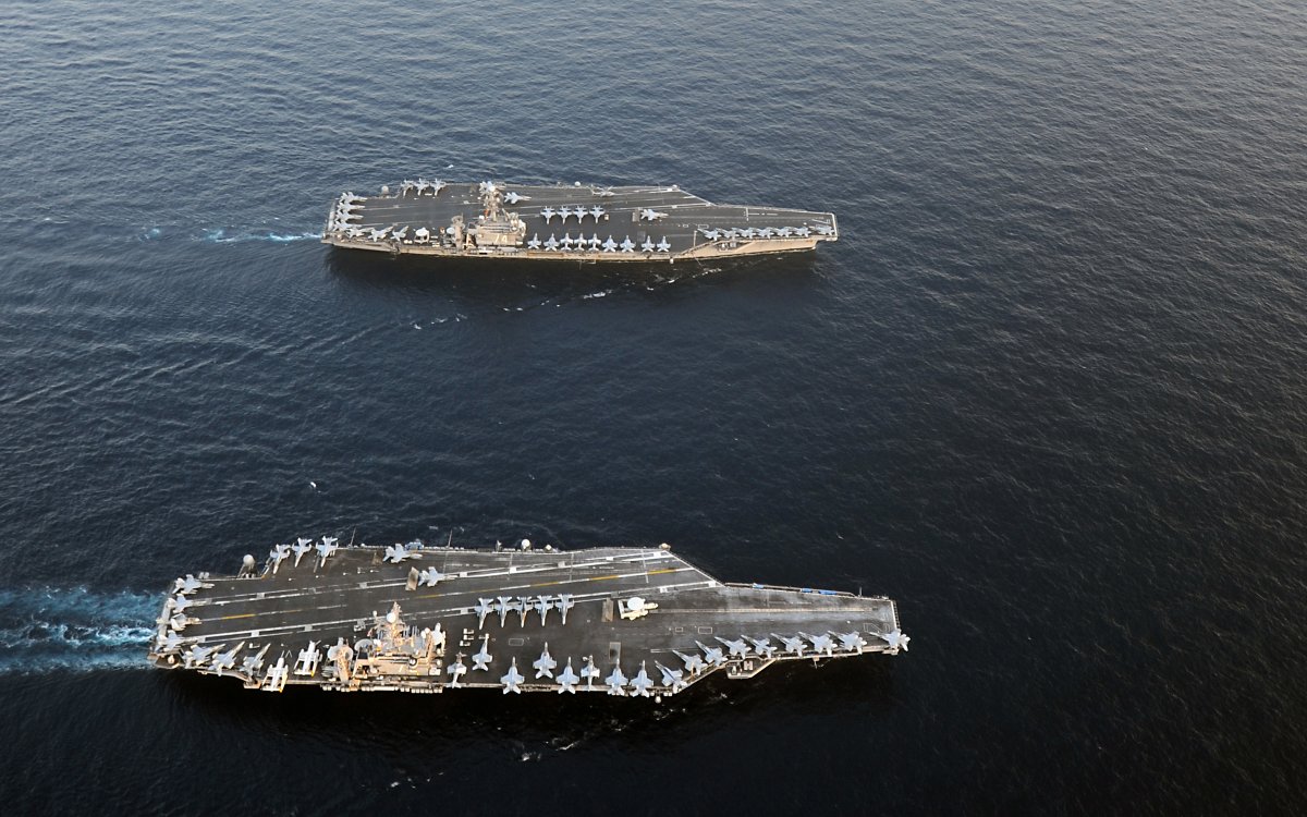 USS Abraham Lincoln (CVN-72) a USS John C. Stennis (CVN-74) - 