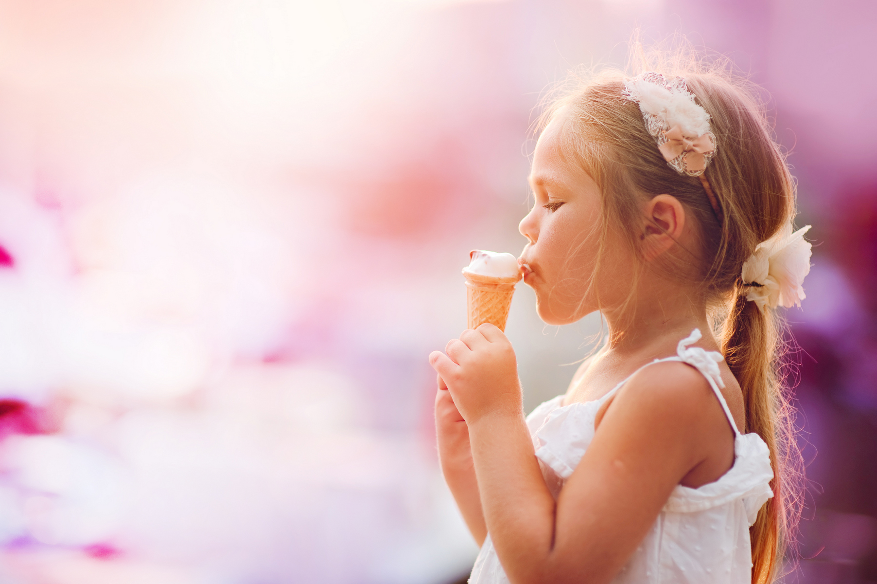 Děti preferují mnohem intenzivnější sladkost a slanost než dospělí, což přetrvává až do pozdní adolescence. Upřednostňování sladkých, výživných látek dává dětem ve fázi rychlého růstu evoluční výhodu.
