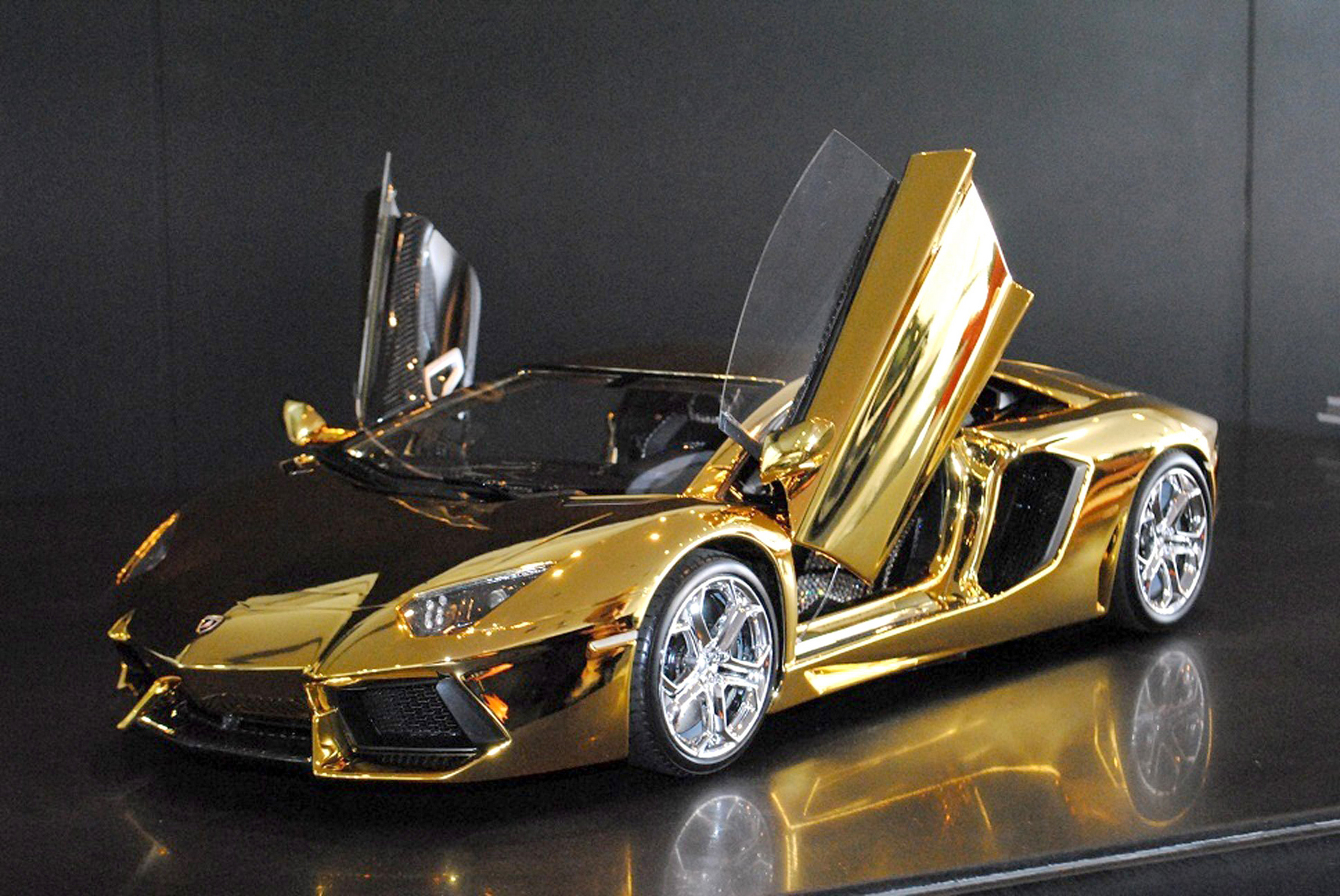 Lamborghini Aventador Model Car | 104 milionů korun - Model Lamborghini Aventador z dílny německého inženýra Roberta Gulpena představuje vzácný příklad zmenšeniny, která je dražší než originál. Zatímco skutečné auto si můžete koupit za necelých deset milionů korun, model v poměru 1 : 8 stojí 104 milionů. Sestává totiž z platiny, uhlíkových vláken či zlata a opomenout nelze ani diamantové vykládání volantu, sedadel i reflektorů. Výroba jednoho kusu trvala neuvěřitelných 500 hodin, a není tedy divu, že je autíčko v porovnání se svým „dospělým vzorem“ víc než desetkrát dražší. 