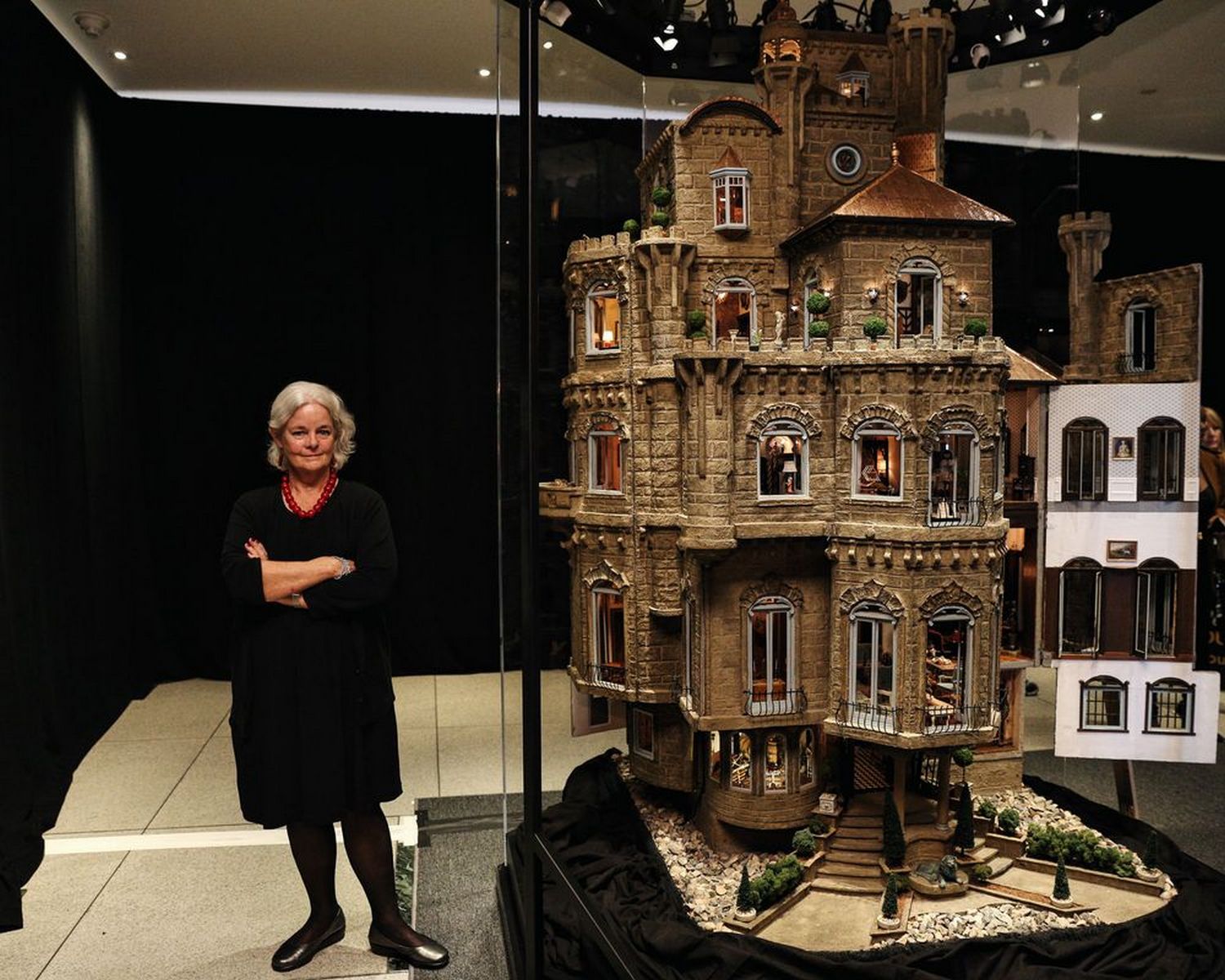 Astolat Dollhouse Castle | 184 milionů korun - Ručně vyrobený Astolat Dollhouse Castle váží 360 kg, na výšku měří 2,7 m a ukrývá 29 místností. Sám o sobě je hrad pro panenky architektonickým miniskvostem, vnitřní vybavení však jeho hodnotu dál zvyšuje: Ať už se jedná o funkční krby, či 10 tisíc ručně dělaných miniatur, včetně originálních uměleckých děl, zlatých lustrů, nábytku, soch nebo nejmenšího výtisku bible na světě. Jedinečná „stavba“ patří od roku 1996 sběratelce Lois Freemanové, která její vybavení neustále obměňuje. Pro charitativní účely ji také zapůjčuje na různé výstavy – naposled mohla veřejnost hrad obdivovat v roce 2015. 