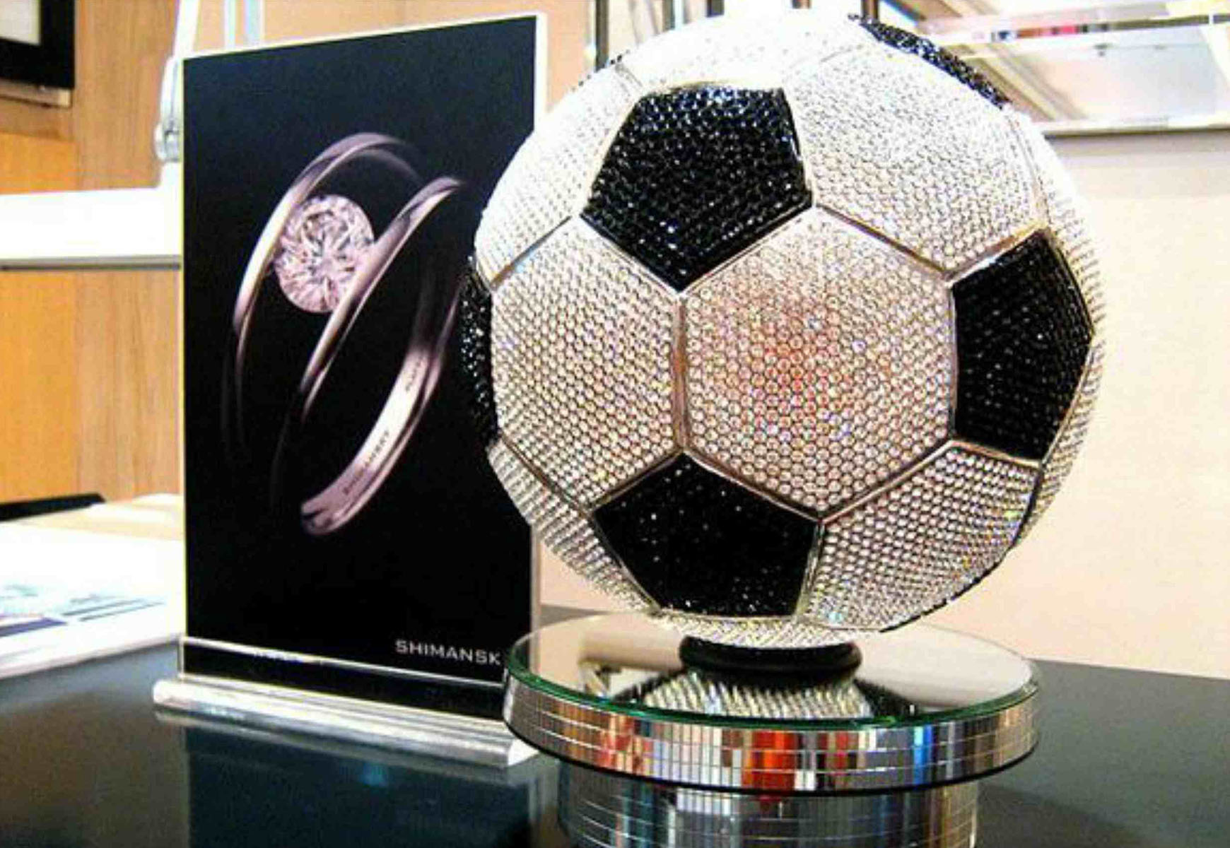 Shimansky Soccer Ball | 62 milionů korun - Nejdražší fotbalový míč světa vytvořilo klenotnictví Shimansky na oslavu šampionátu, jenž se v roce 2010 konal v Jihoafrické republice. Návrh vznikal tři měsíce, přičemž výsledek váží 2,2 kg a tvoří ho 6 620 čirých diamantů, které kontrastují s 2 640 tmavými. Celkem má balon 3 500 karátů, kopat se do něj tedy příliš nedoporučuje. Společnost vyrobila i několik replik, kde extrémně drahé kameny nahradil křišťál: Nejprve byly vystavovány v pobočkách klenotnictví, načež putovaly do dražby a výtěžek posloužil charitativním účelům.