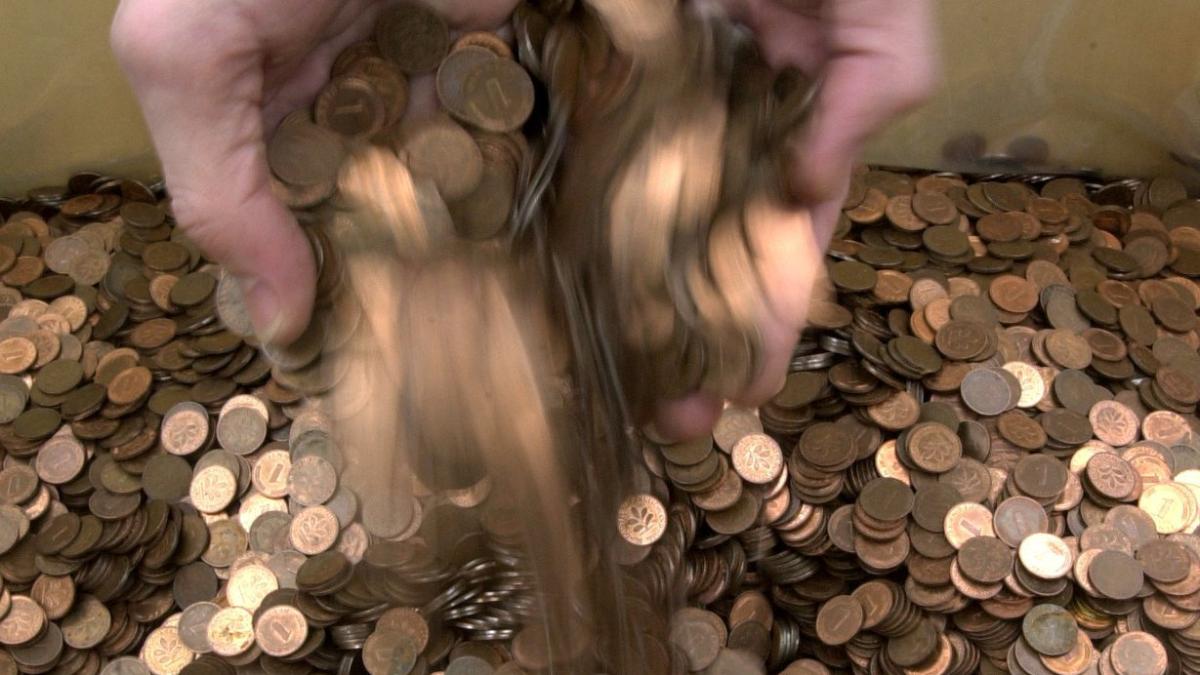 Podle odhadů Německé centrální banky mají lidé stále doma starou měnu v celkové hodnotě 12 650 000 000 marek.