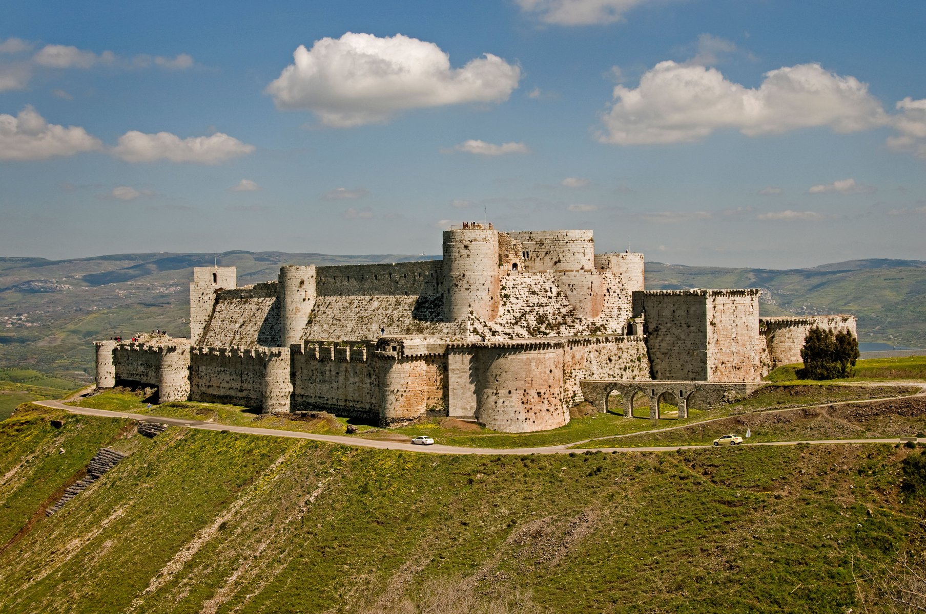Původní název pevnosti zněl „Špitálnický hrad“, pojmenování „Rytířský hrad“ (Krak des Chevaliers) vzniklo až v 19. století, ale ujalo se a používá se dodnes.