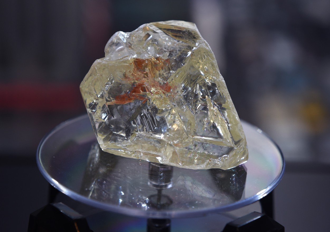 Vláda Sierra Leone prodala na aukci v New Yorku 709 karátů velký diamant za 6.5 milionů dolarů.