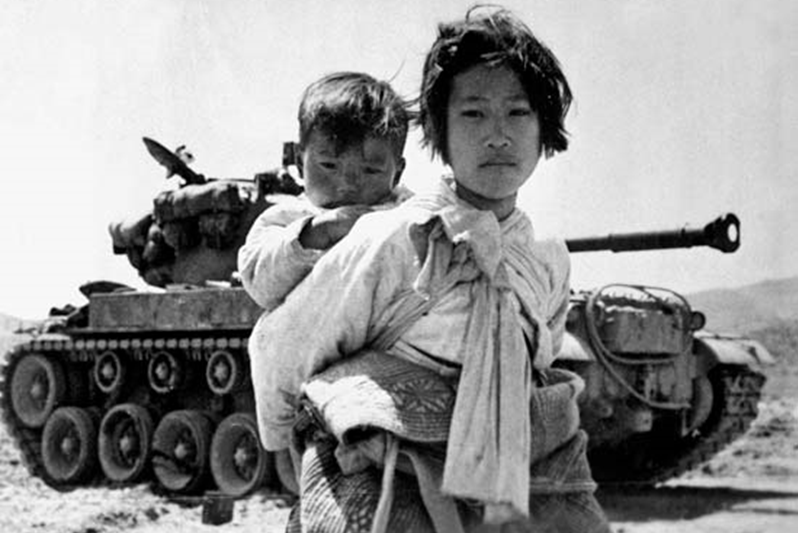 Korejští uprchlíci - Během korejské války došlo k mnoha masakrům civilistů, přičemž jeden z nich dodnes v americké společnosti značně rezonuje. Zde váleční uprchlíci před tankem M-46
